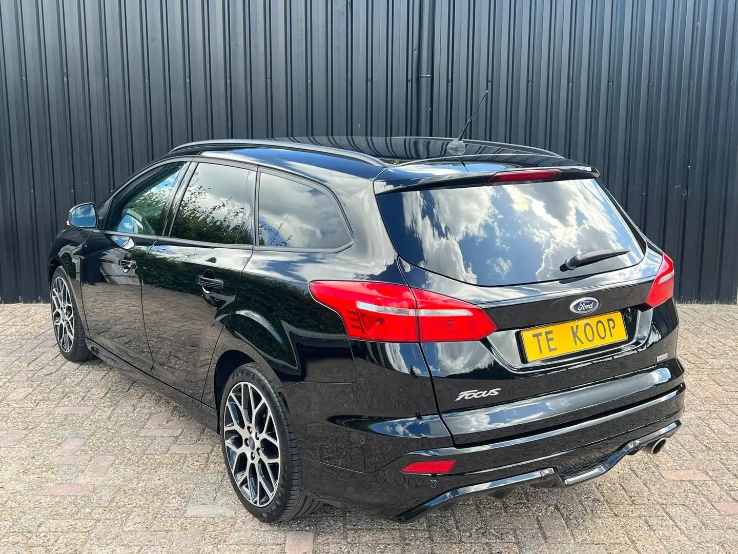 Ford Focus 1.5 EcoBoost ST-line Wagon | 182pk | Lage KMstand Zwart - 2