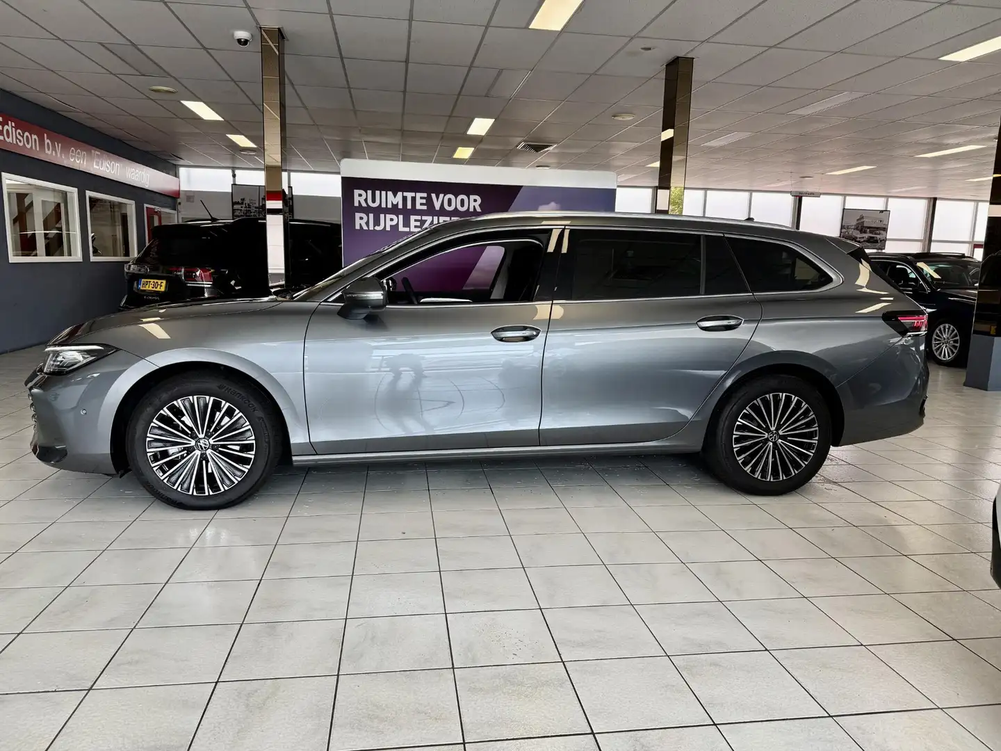 Volkswagen Passat Variant 1.5 eTSI Elegance DSG *MATRIX*KEYL*360CAM*MASSAGE* Grijs - 2