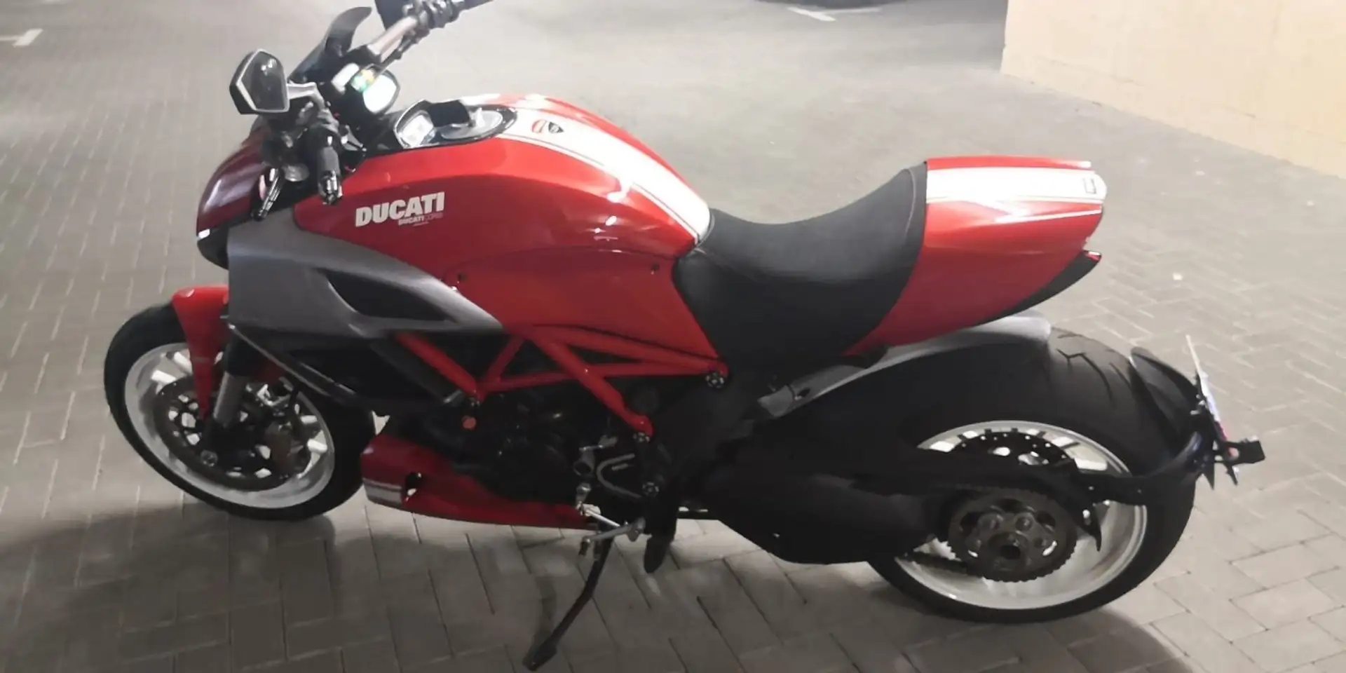 Ducati Diavel Czerwony - 2