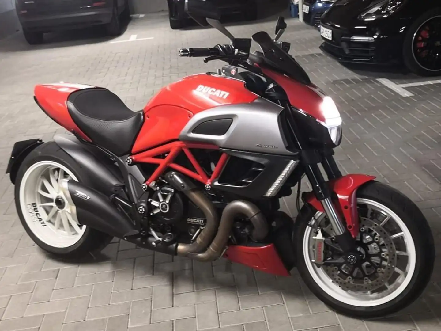 Ducati Diavel Czerwony - 1