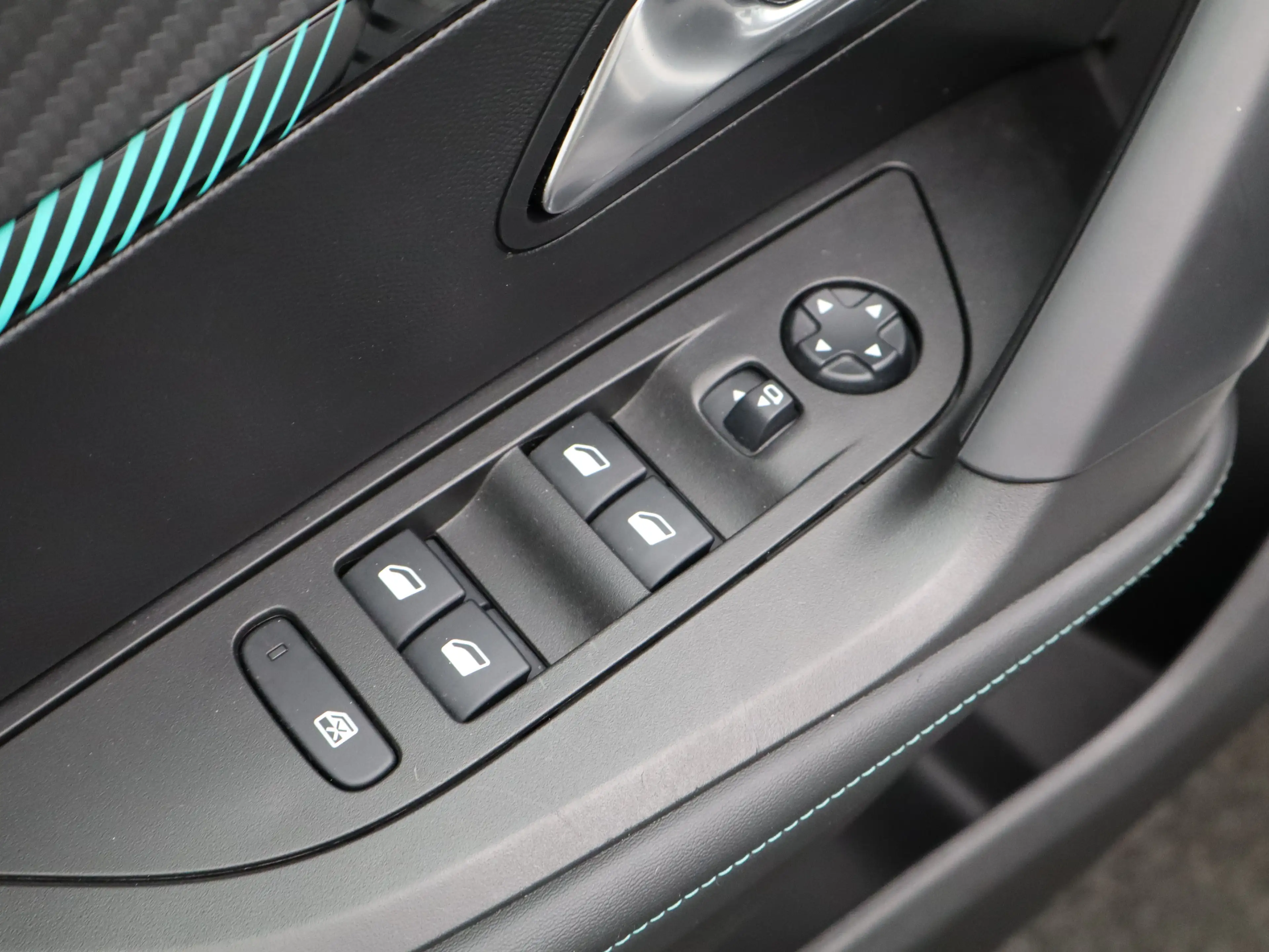 Peugeot 2008 1.2 PureTech Allure Pack | Navi | Cruise | Clima | — photo 33