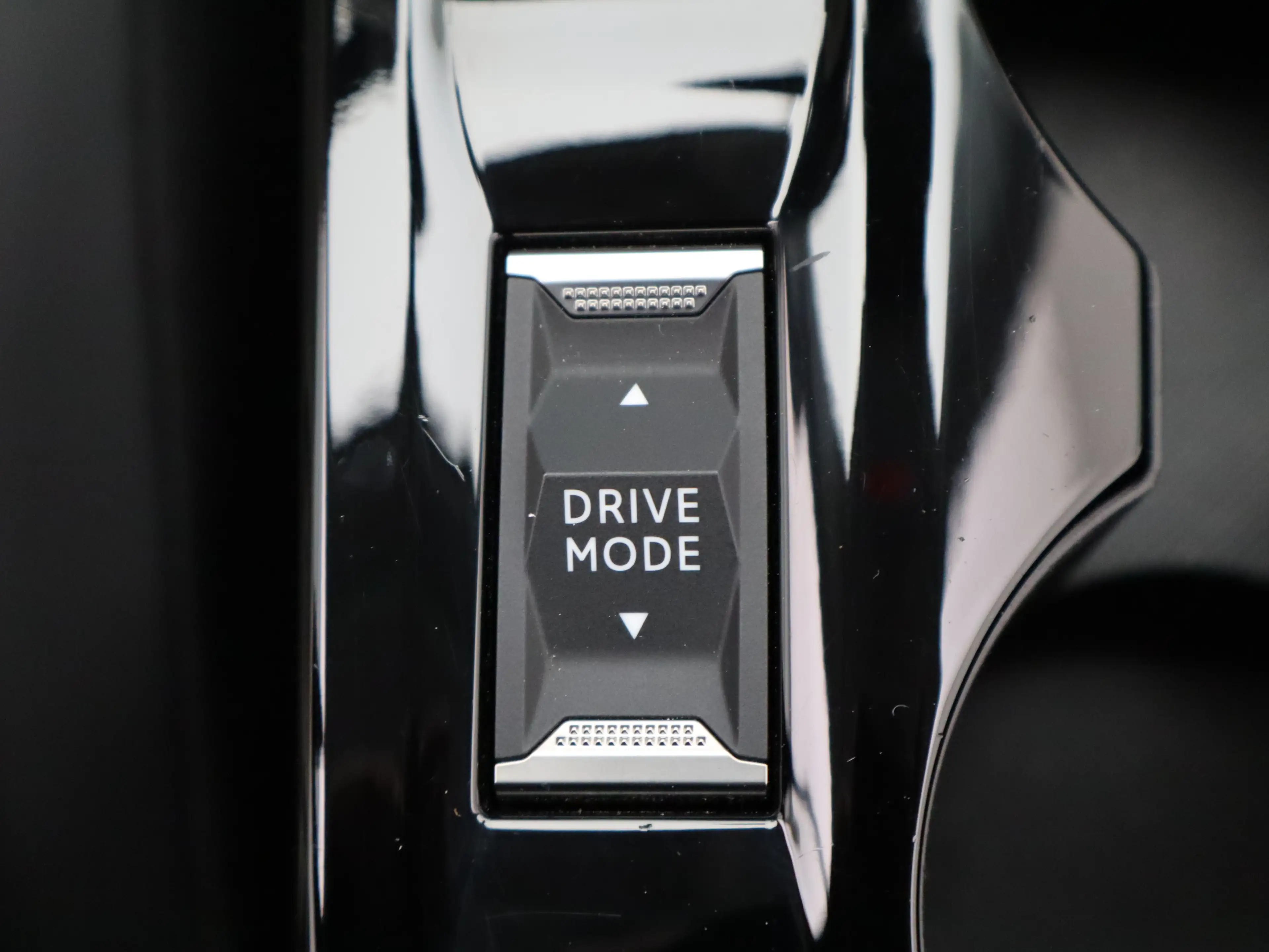 Peugeot 2008 1.2 PureTech Allure Pack | Navi | Cruise | Clima | — photo 31