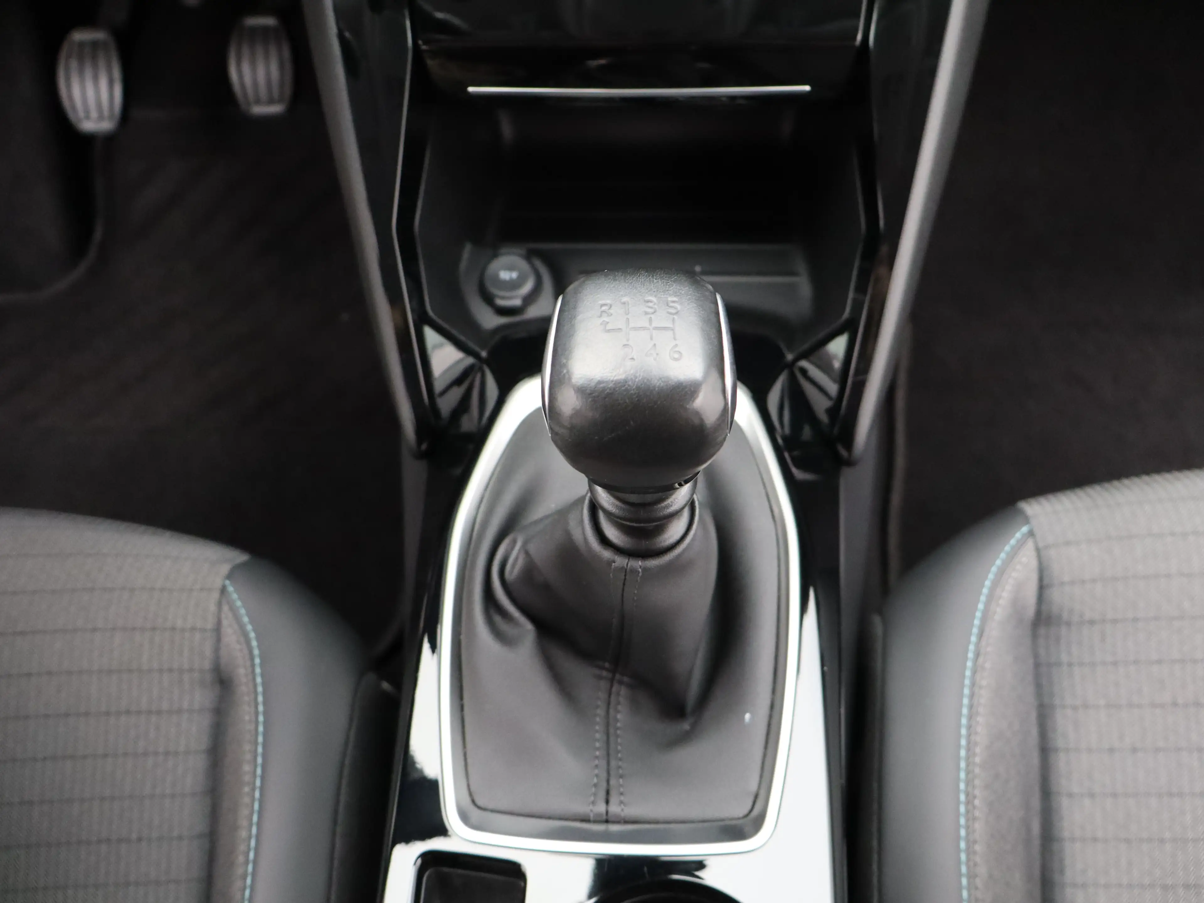 Peugeot 2008 1.2 PureTech Allure Pack | Navi | Cruise | Clima | — photo 8
