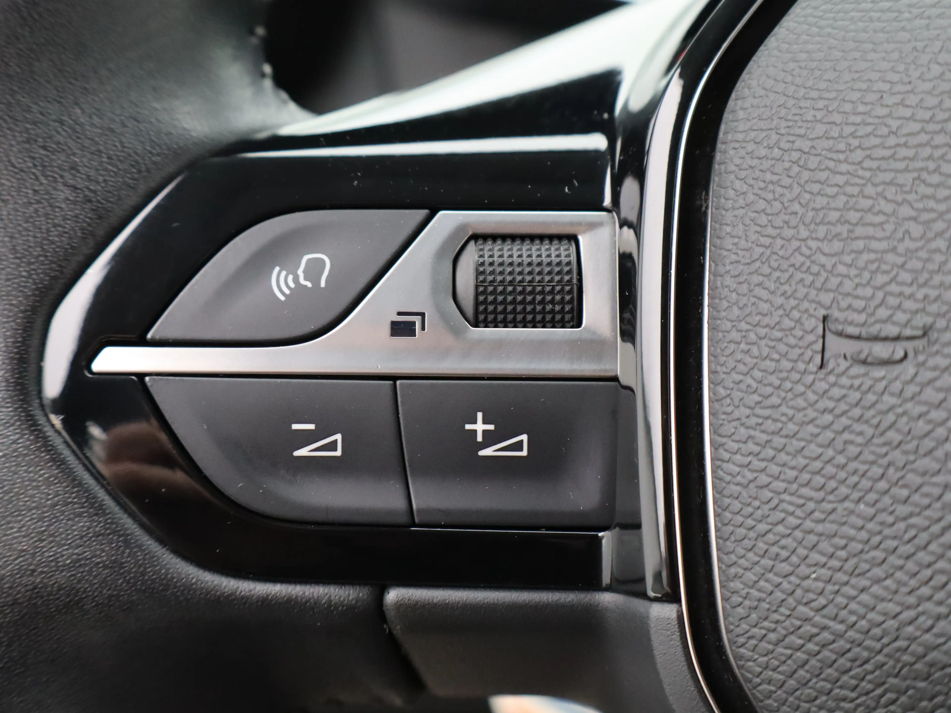 Peugeot 2008 1.2 PureTech Allure Pack | Navi | Cruise | Clima | — photo 23