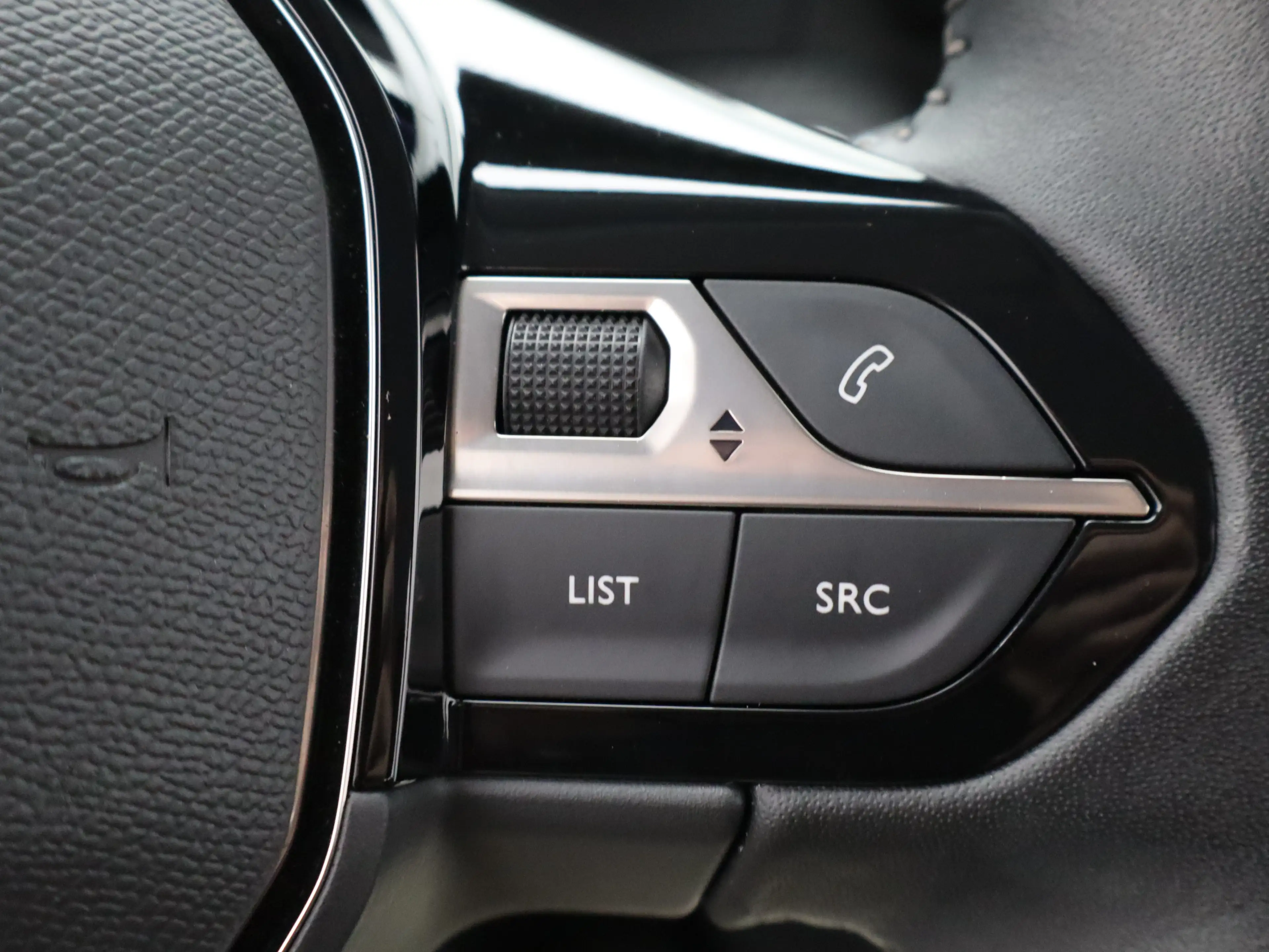Peugeot 2008 1.2 PureTech Allure Pack | Navi | Cruise | Clima | — photo 24