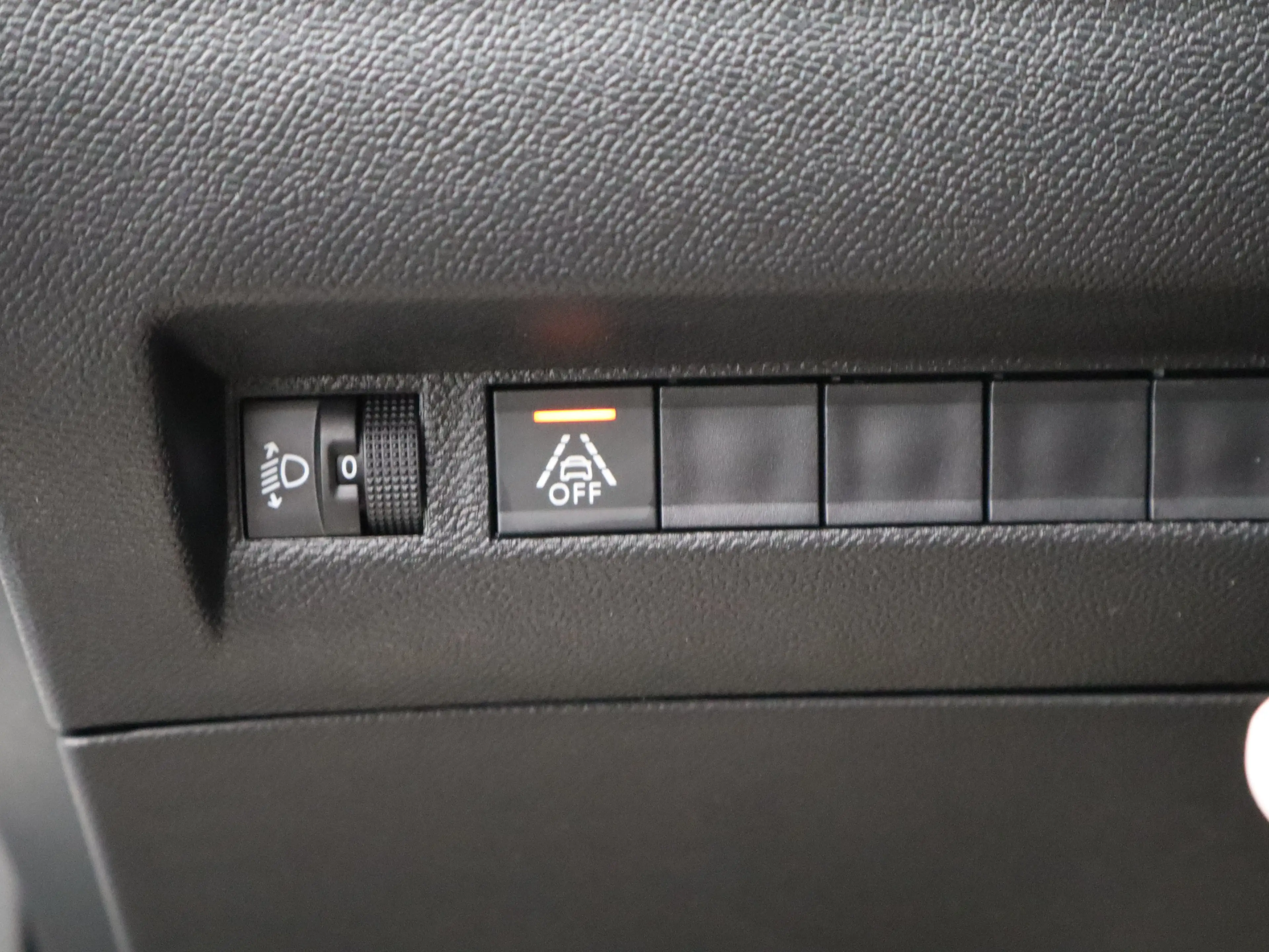 Peugeot 2008 1.2 PureTech Allure Pack | Navi | Cruise | Clima | — photo 32