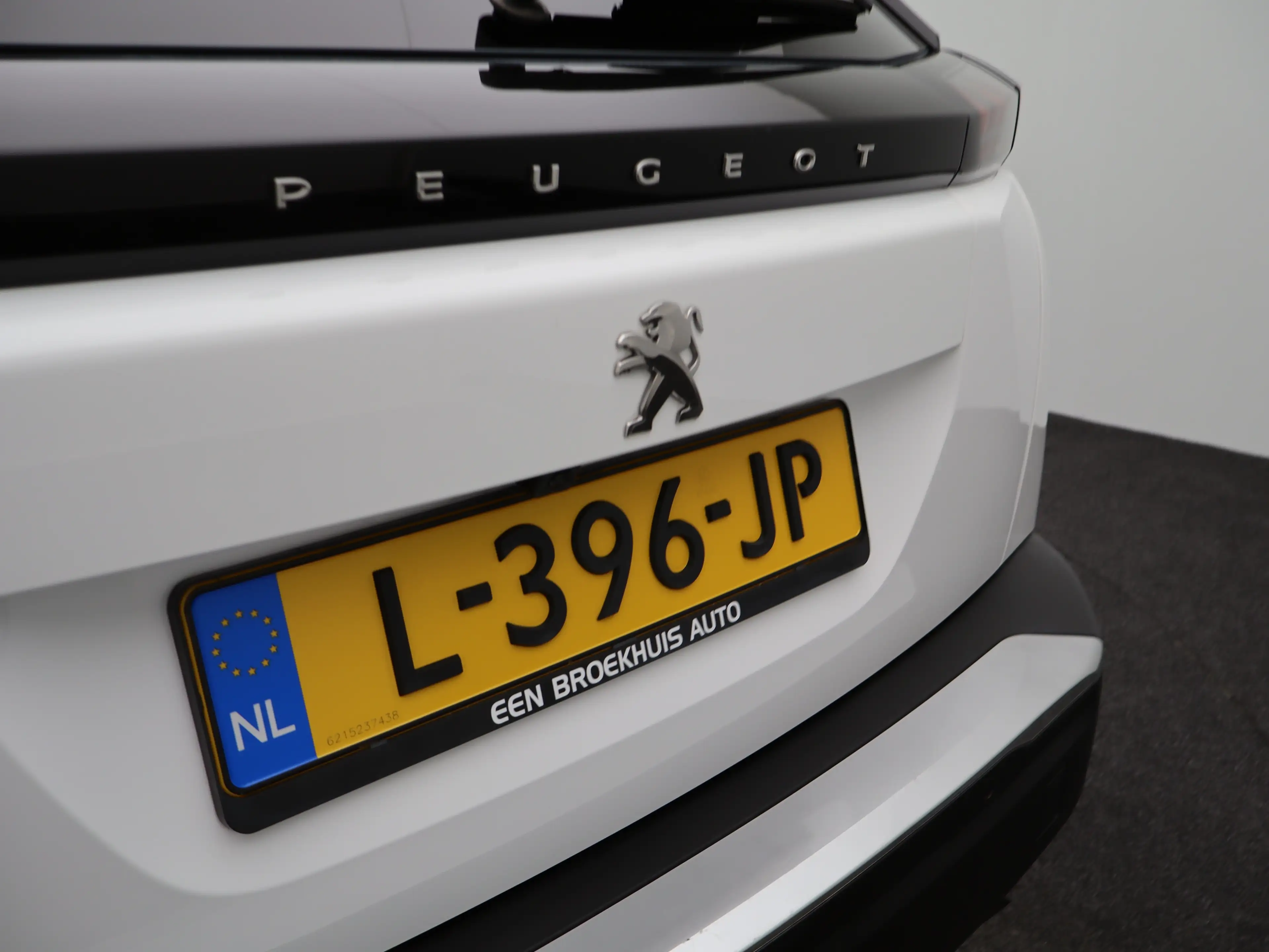Peugeot 2008 1.2 PureTech Allure Pack | Navi | Cruise | Clima | — photo 42