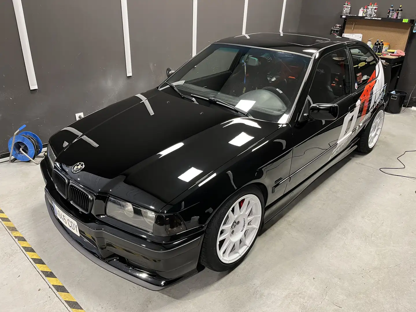 BMW 323 323ti Compact - 1