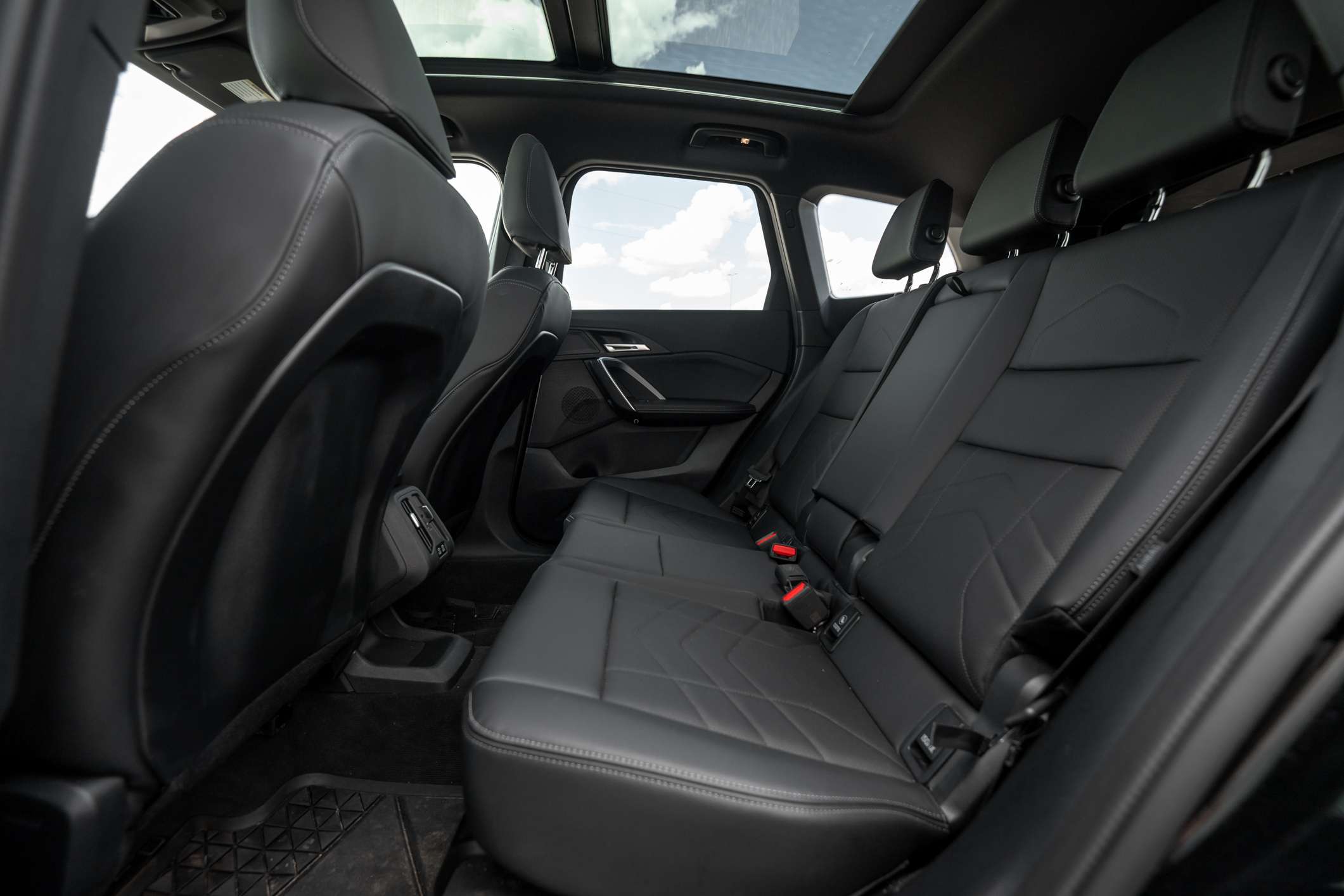 2025 BMW X1 xDrive28i | Premium Essential, Heated Seats, Carpl thumb 7