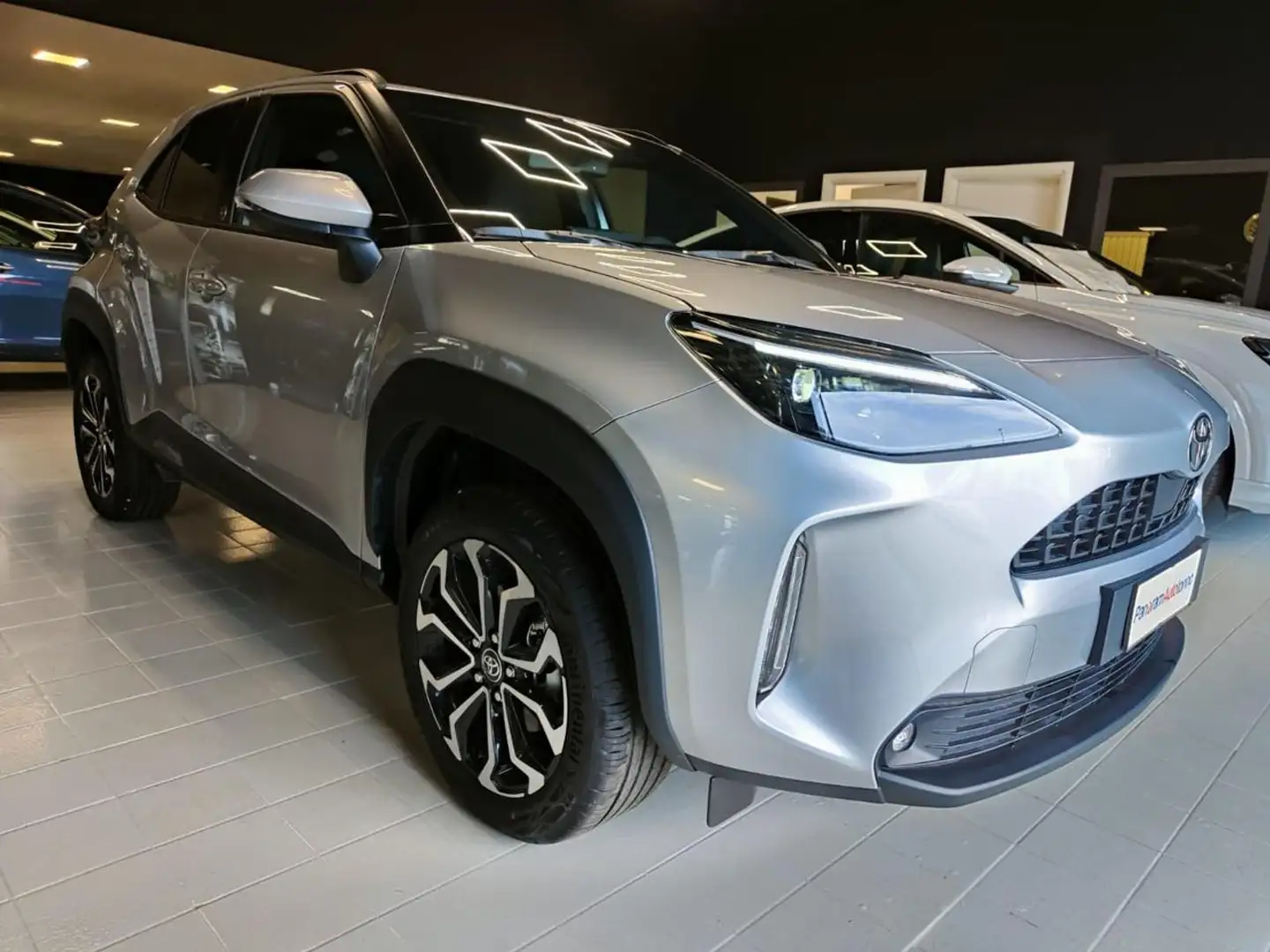 Toyota Yaris Cross 1.5 Hybrid 130 CV 5p.E-CVT Trend km0 Argento - 1