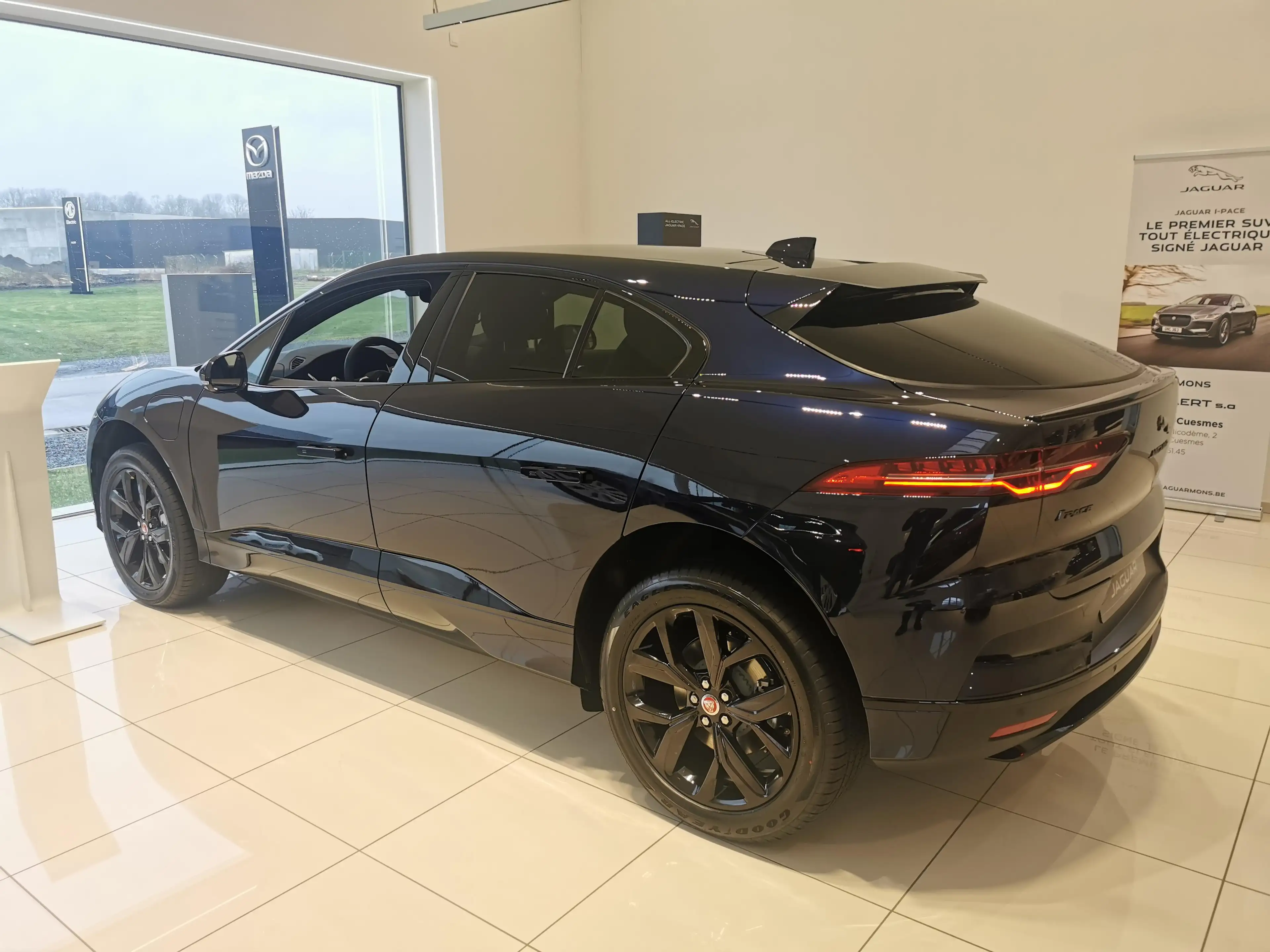Jaguar I-Pace EV400 — photo 14