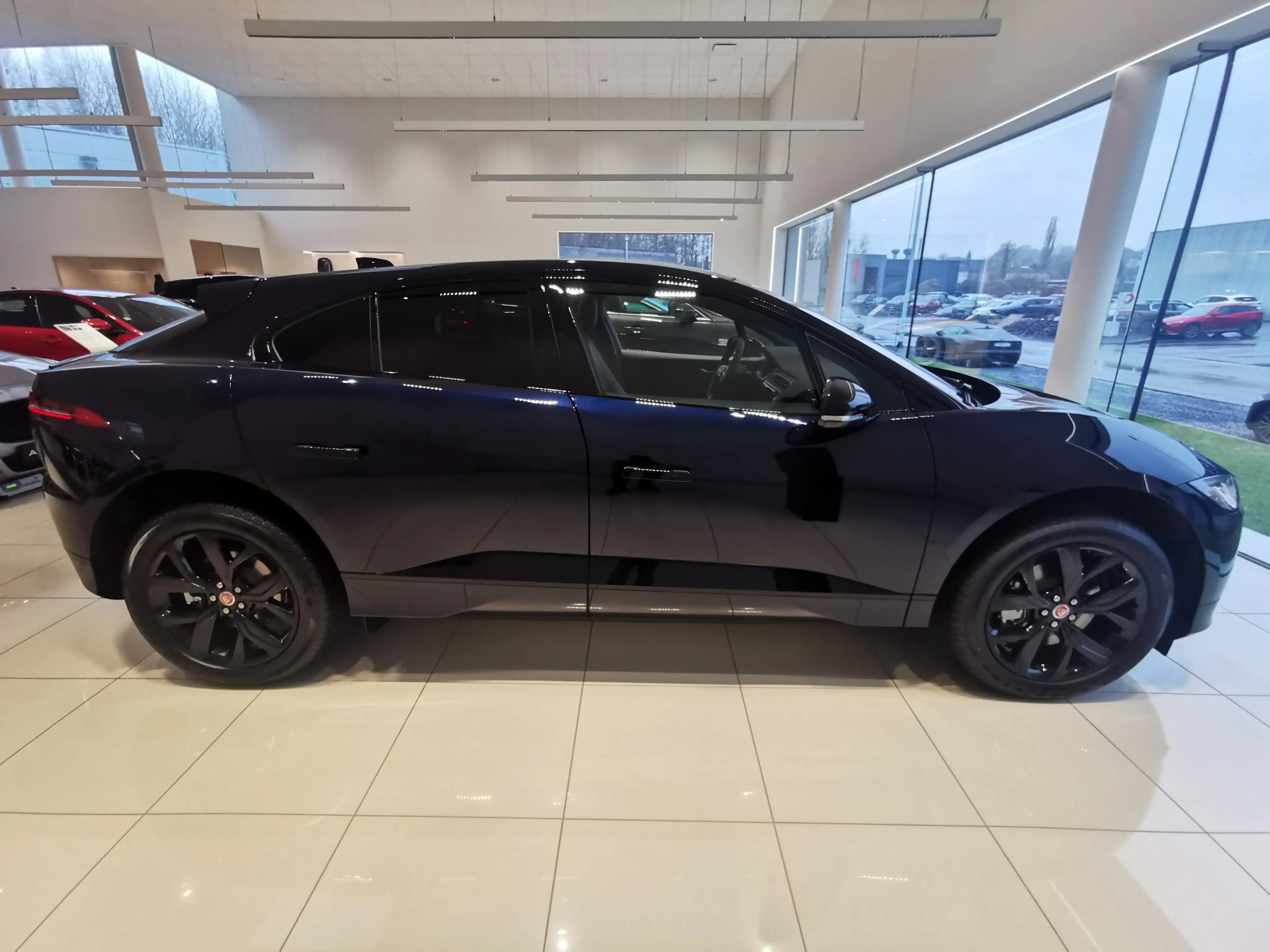 Jaguar I-Pace EV400 — photo 6