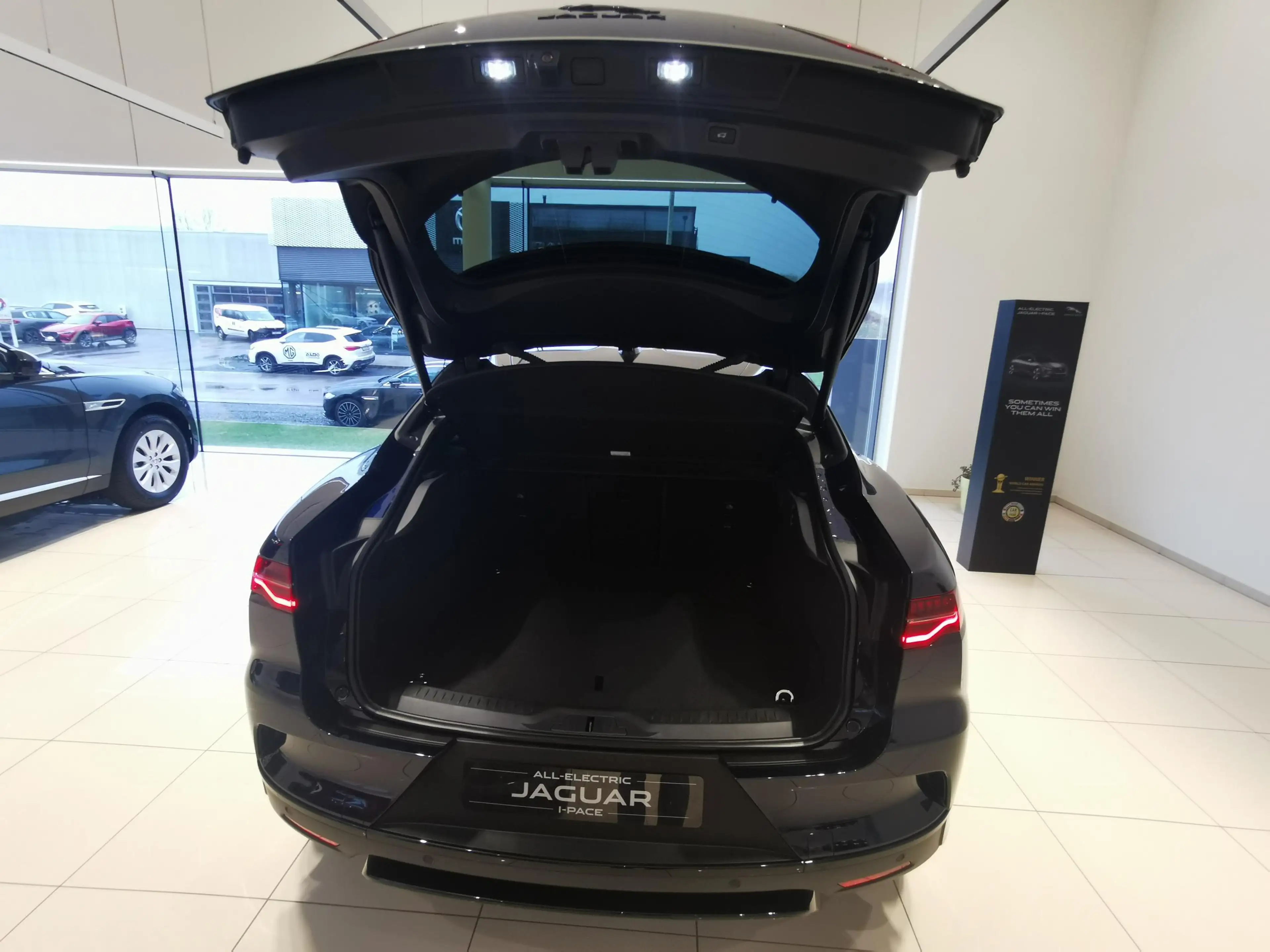 Jaguar I-Pace EV400 — photo 7