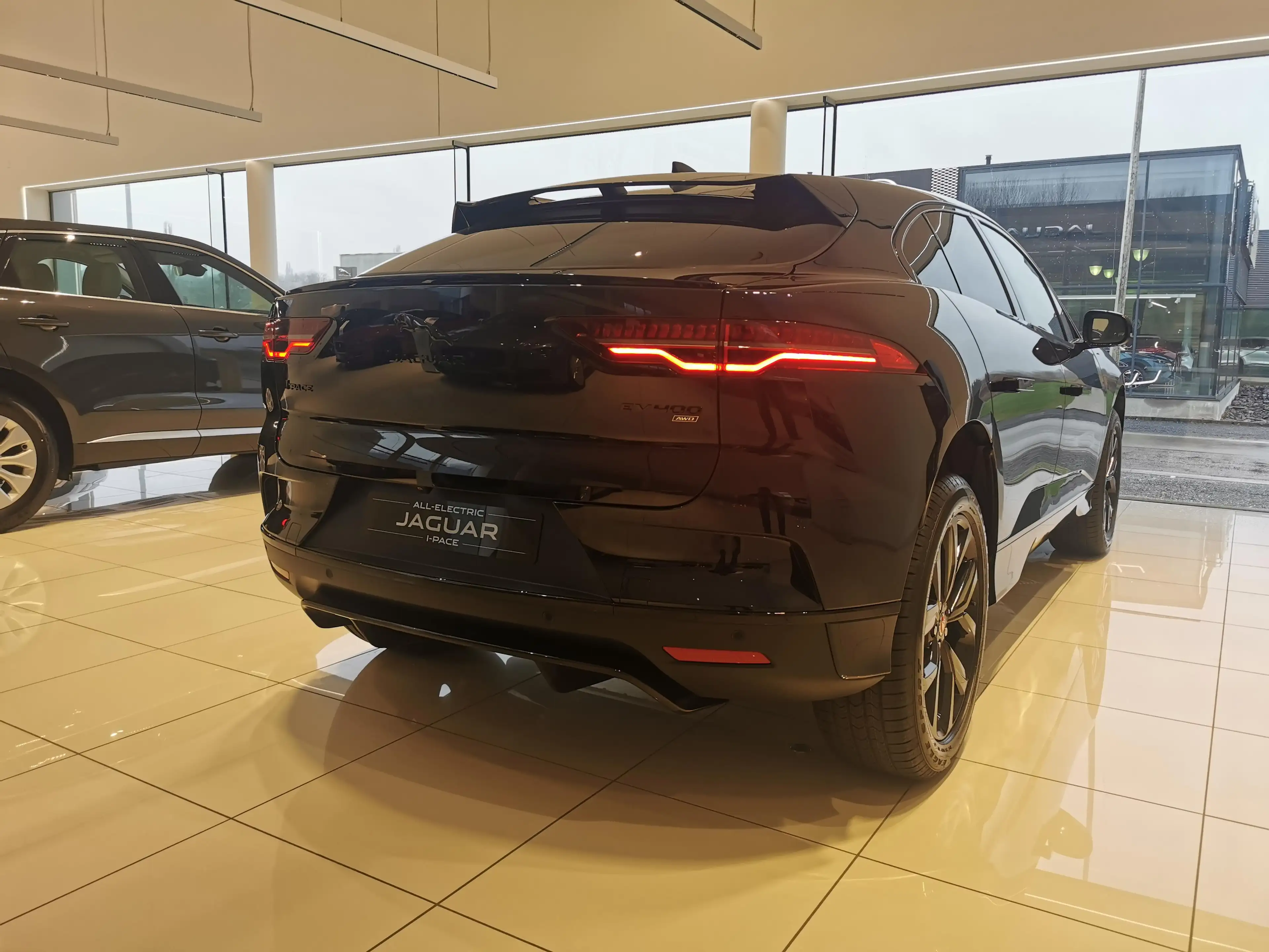 Jaguar I-Pace EV400 — photo 3