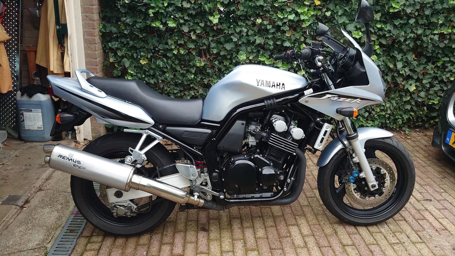 Yamaha FZS 600 sport tour Zilver - 2