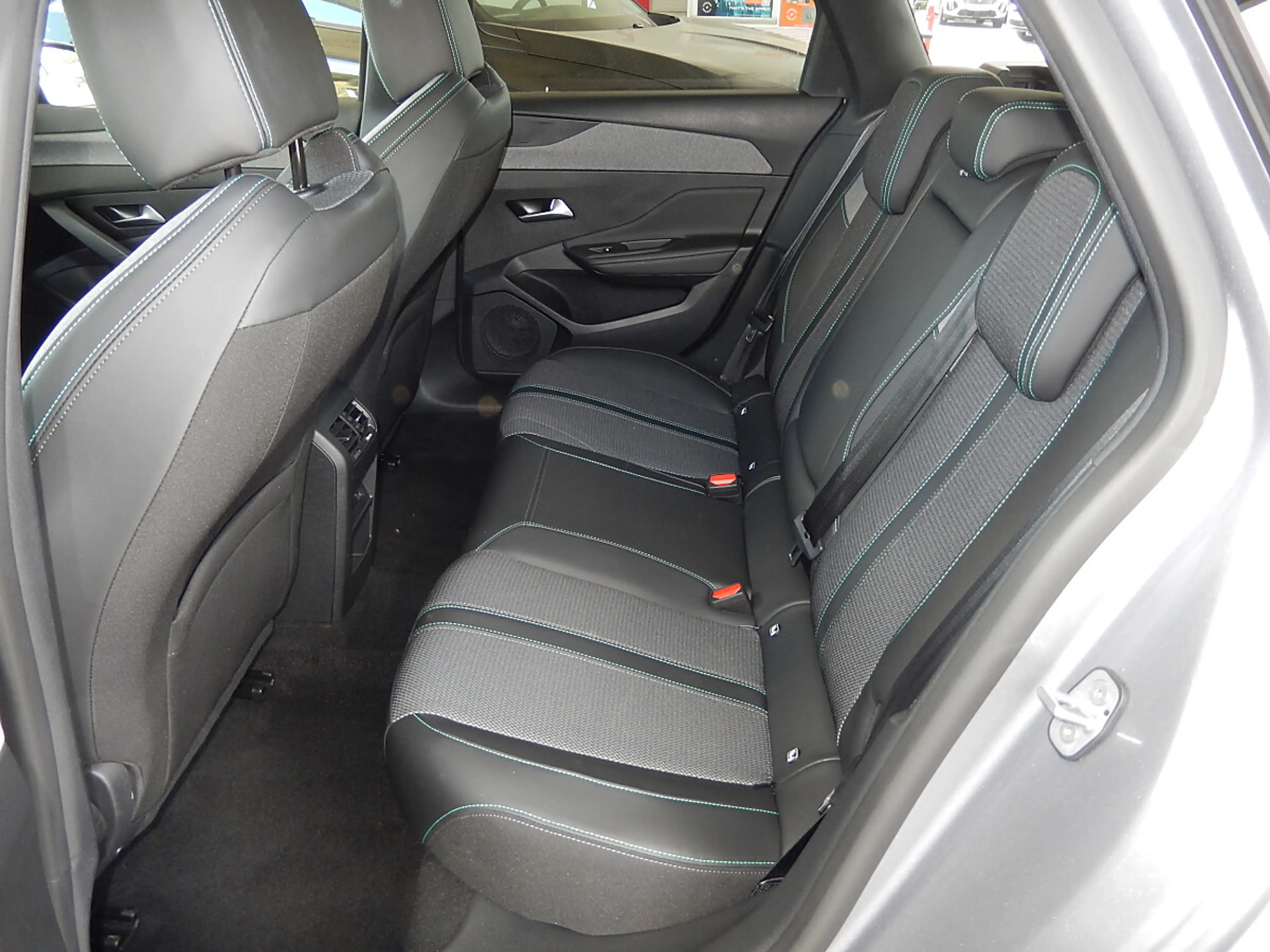 Peugeot 308 SW Hybrid 145 e-DSC6 Allure — photo 12