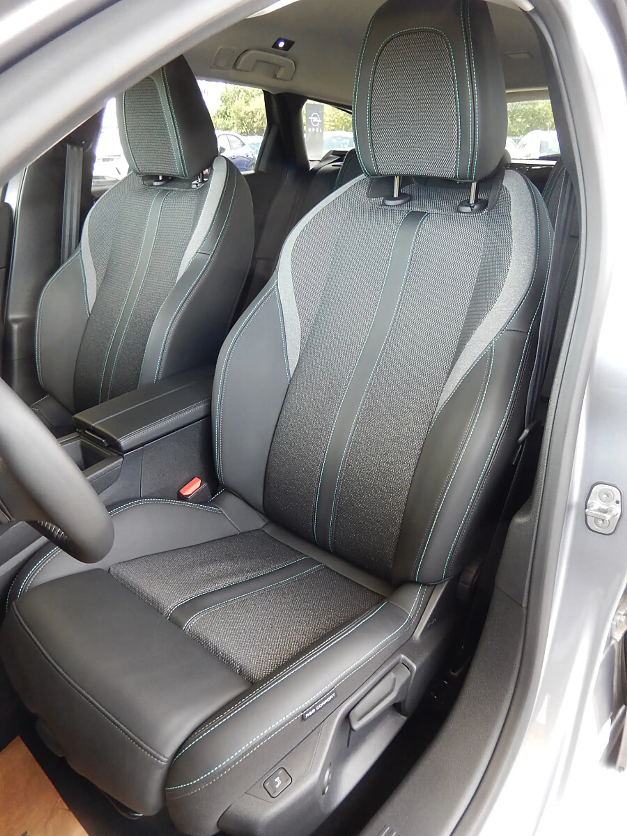 Peugeot 308 SW Hybrid 145 e-DSC6 Allure — photo 10