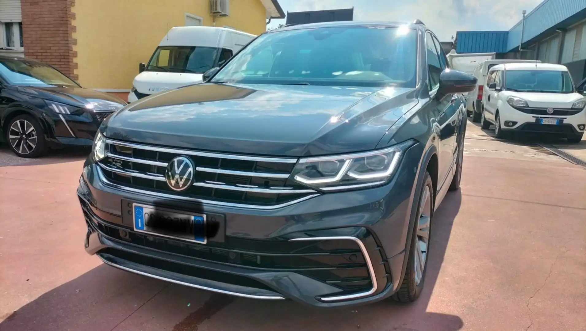 Volkswagen Tiguan Tiguan II 2021 2.0 tdi R-Line 150cv dsg Grigio - 1