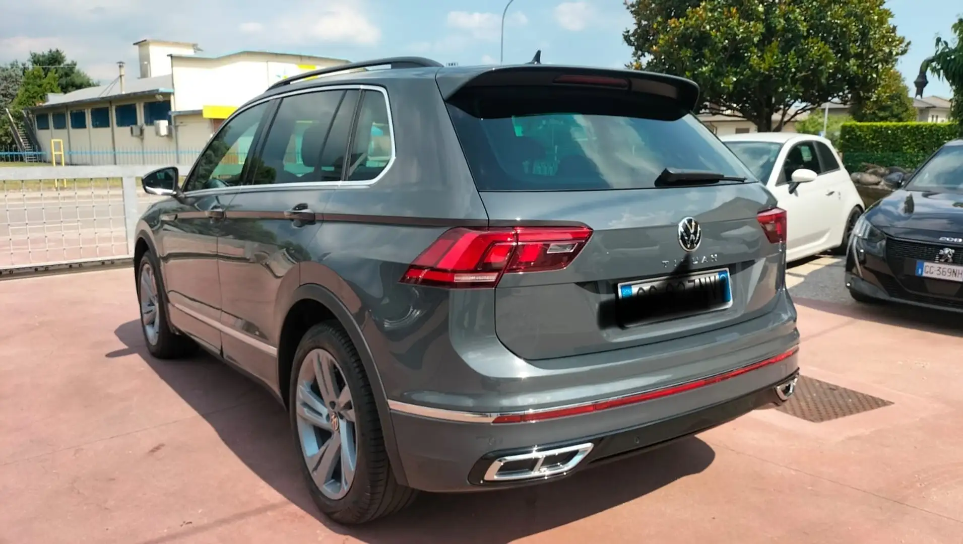 Volkswagen Tiguan Tiguan II 2021 2.0 tdi R-Line 150cv dsg Grigio - 2
