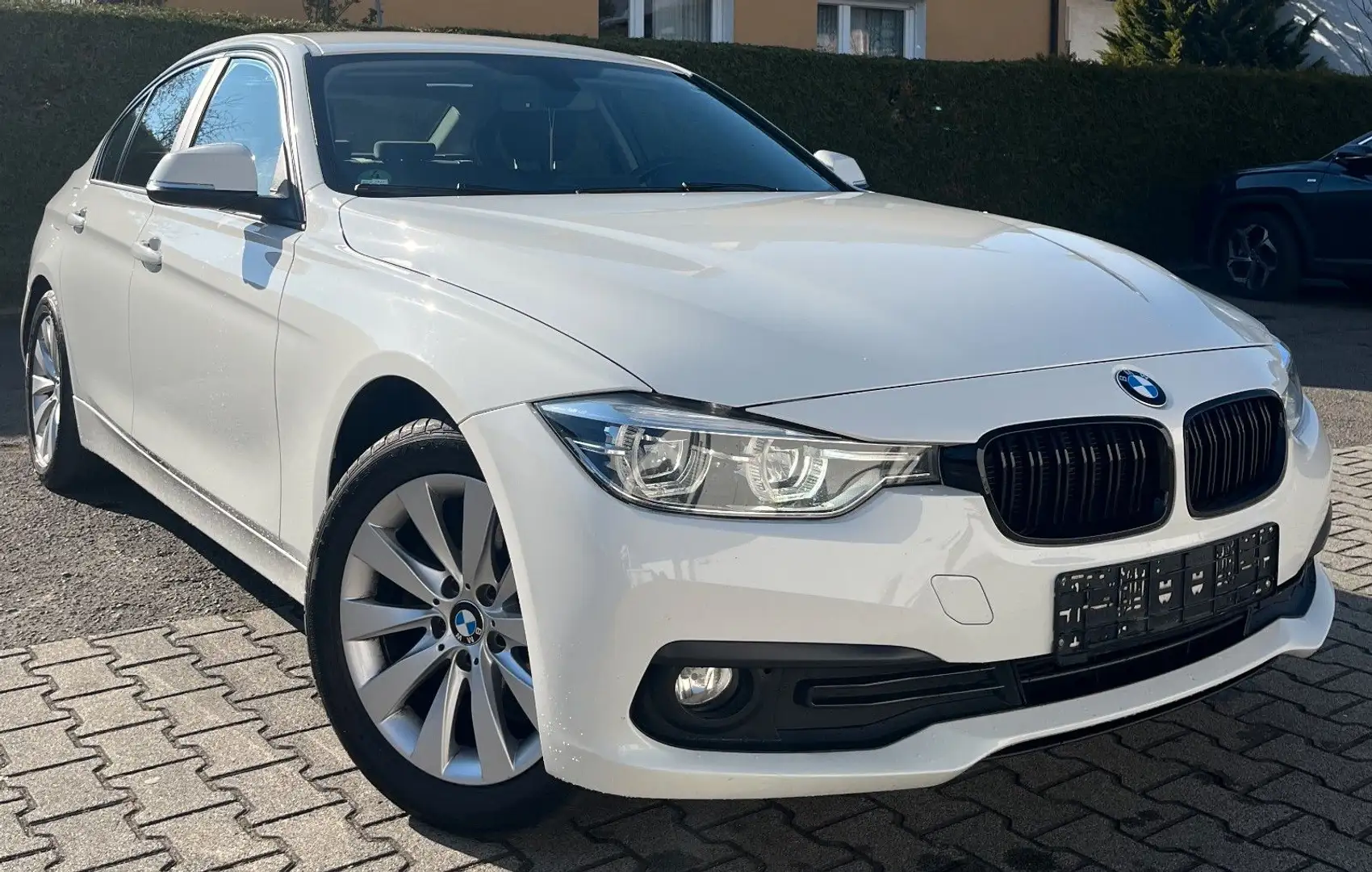 BMW 320 d xDrive M PAKET XENON NAVI PDC 2.HAND Blanco - 1