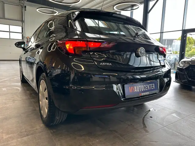 Opel Astra view 5
