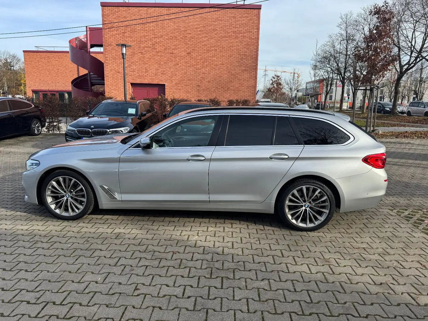 BMW 530 d Tour*Kamera*W+Som.räder* Live Cockpit*Navi Silber - 2
