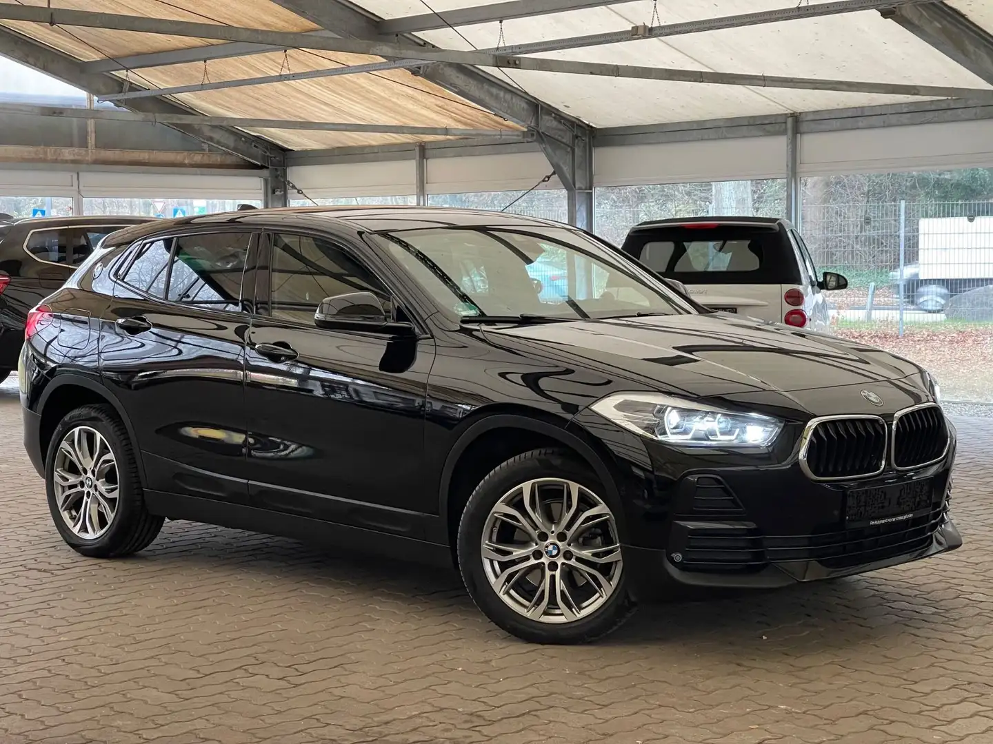 BMW X2 sDrive 18 i Advantage Plus/Automatik/LED/Navi Schwarz - 1