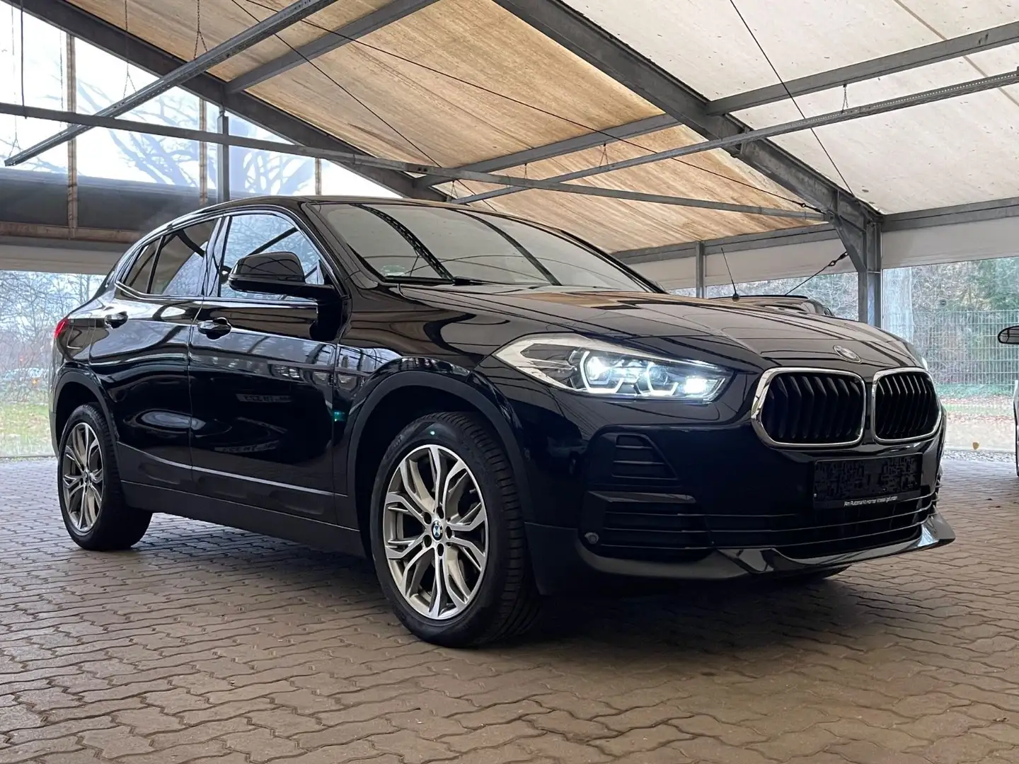 BMW X2 sDrive 18 i Advantage Plus/Automatik/LED/Navi Schwarz - 2