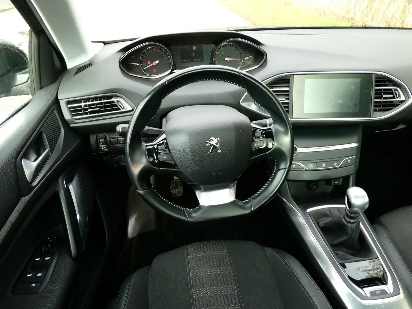 Peugeot 308 SW 1.2i 110pk 1e eig. Premium Clima Pano LED Navi Zwart - 2