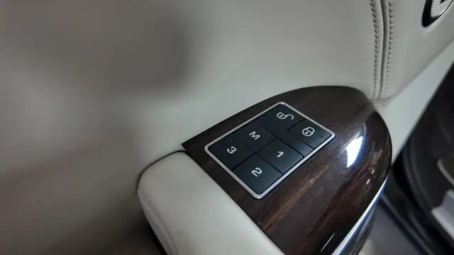 Land Rover Range Rover view 18