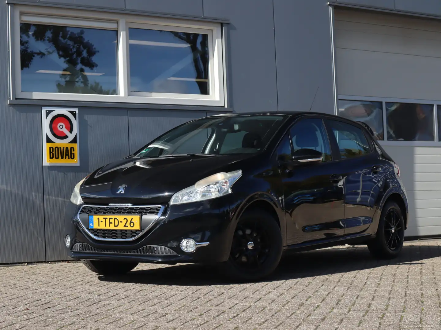 Peugeot 208 1.2 VTi Envy Zwart - 1