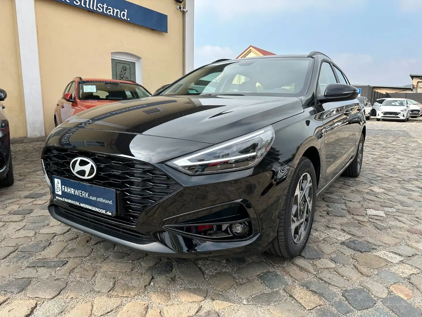 Hyundai i30 New i30 Kombi 1.5 DPi Sondermodell GO*LED,Navi. Schwarz - 1