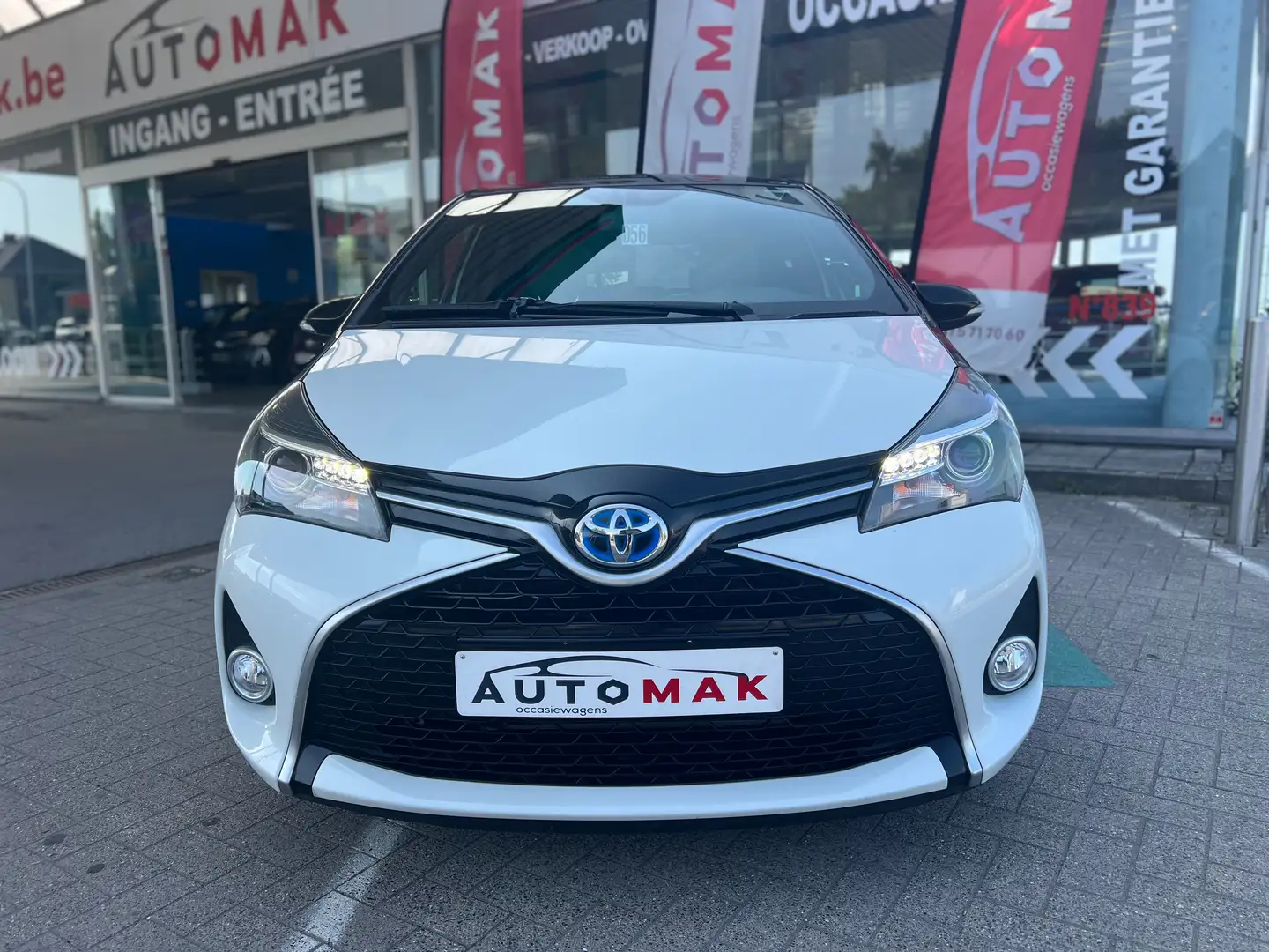 Toyota Yaris 1.5i VVT-i Hybrid C. and pack Two-Tone E Blanc - 2