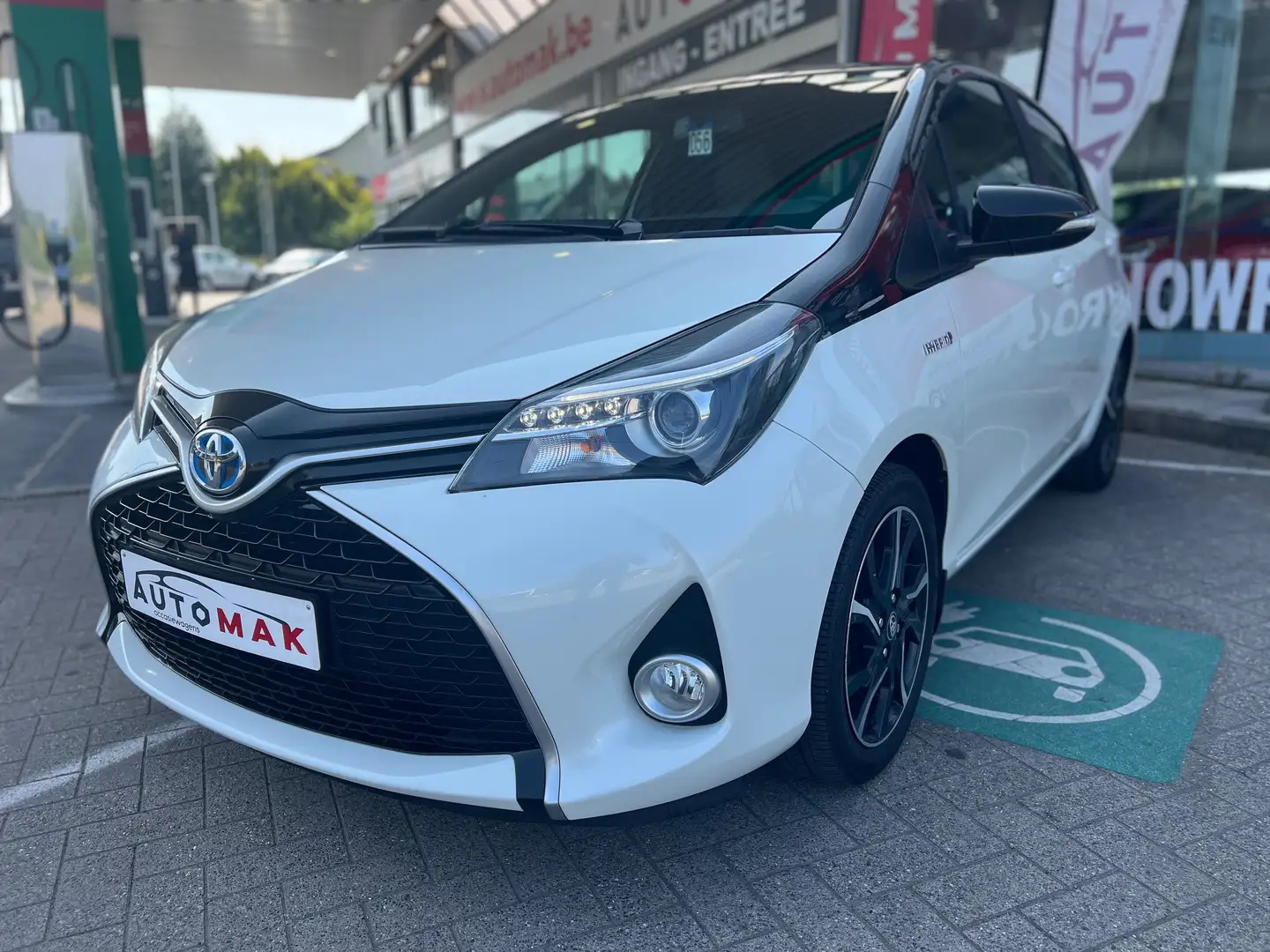 Toyota Yaris 1.5i VVT-i Hybrid C. and pack Two-Tone E Blanc - 1