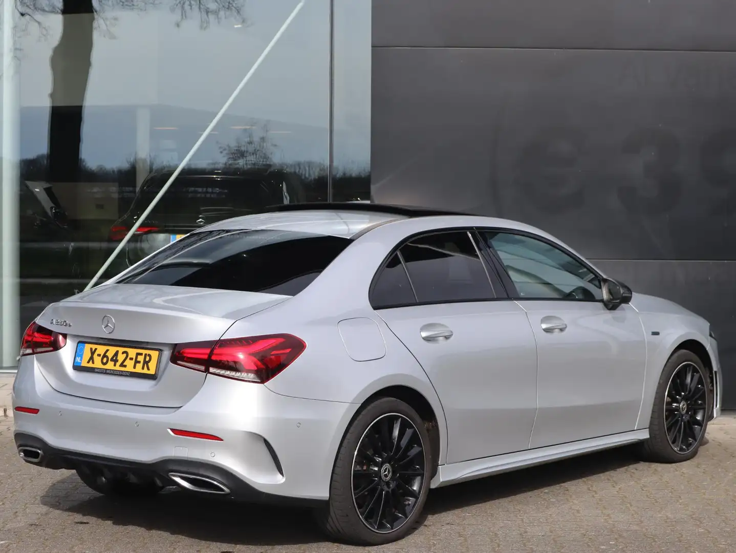 Mercedes-Benz A 250 e Premium AMG line | Panoramadak | Dodehoekassiste Grijs - 2