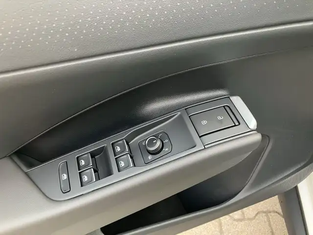 Volkswagen T-Roc view 8