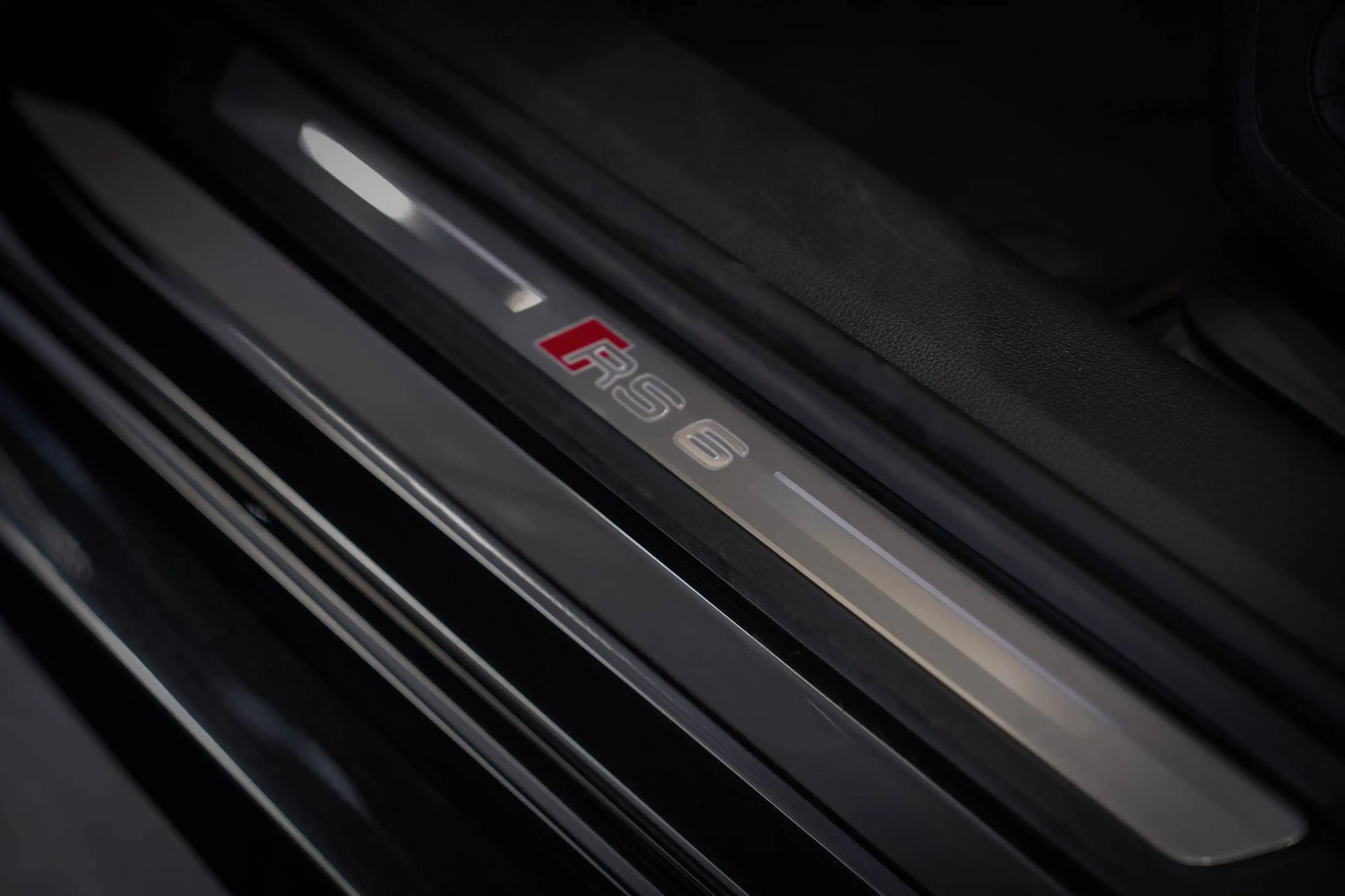 Audi RS6 Avant quattro*SPORTSITZE*KERAMIK*MATRIX*B&O* — photo 14