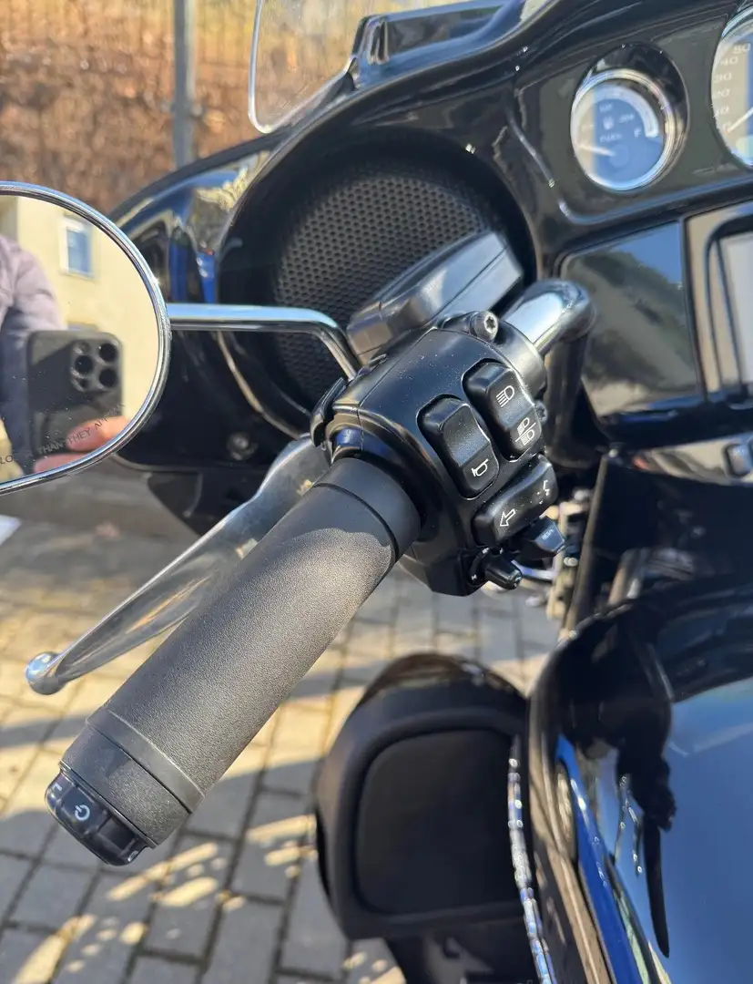 Harley-Davidson Electra Glide FLHTK Ultra Limited Černá - 2