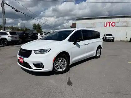 White 2024 Chrysler Pacifica Minivan Front-Wheel Drive 9-Speed Automatic