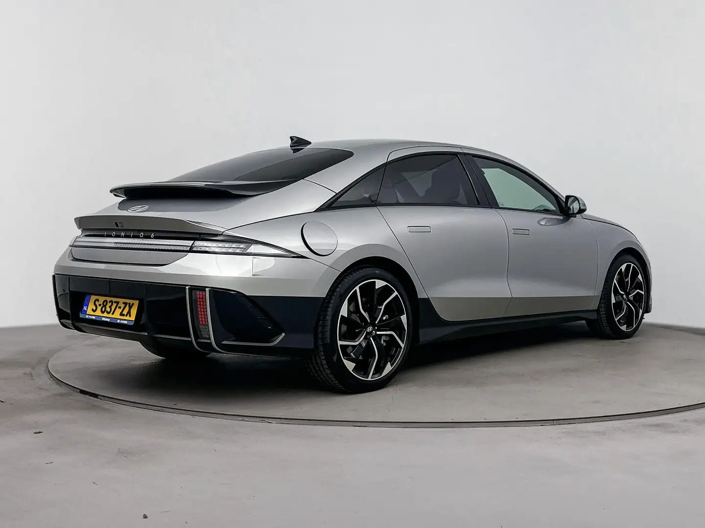 Hyundai IONIQ 6 CONNECT 53 kWh | OUTLETDEAL! | SOH 98% | CLIMA | C Grijs - 2