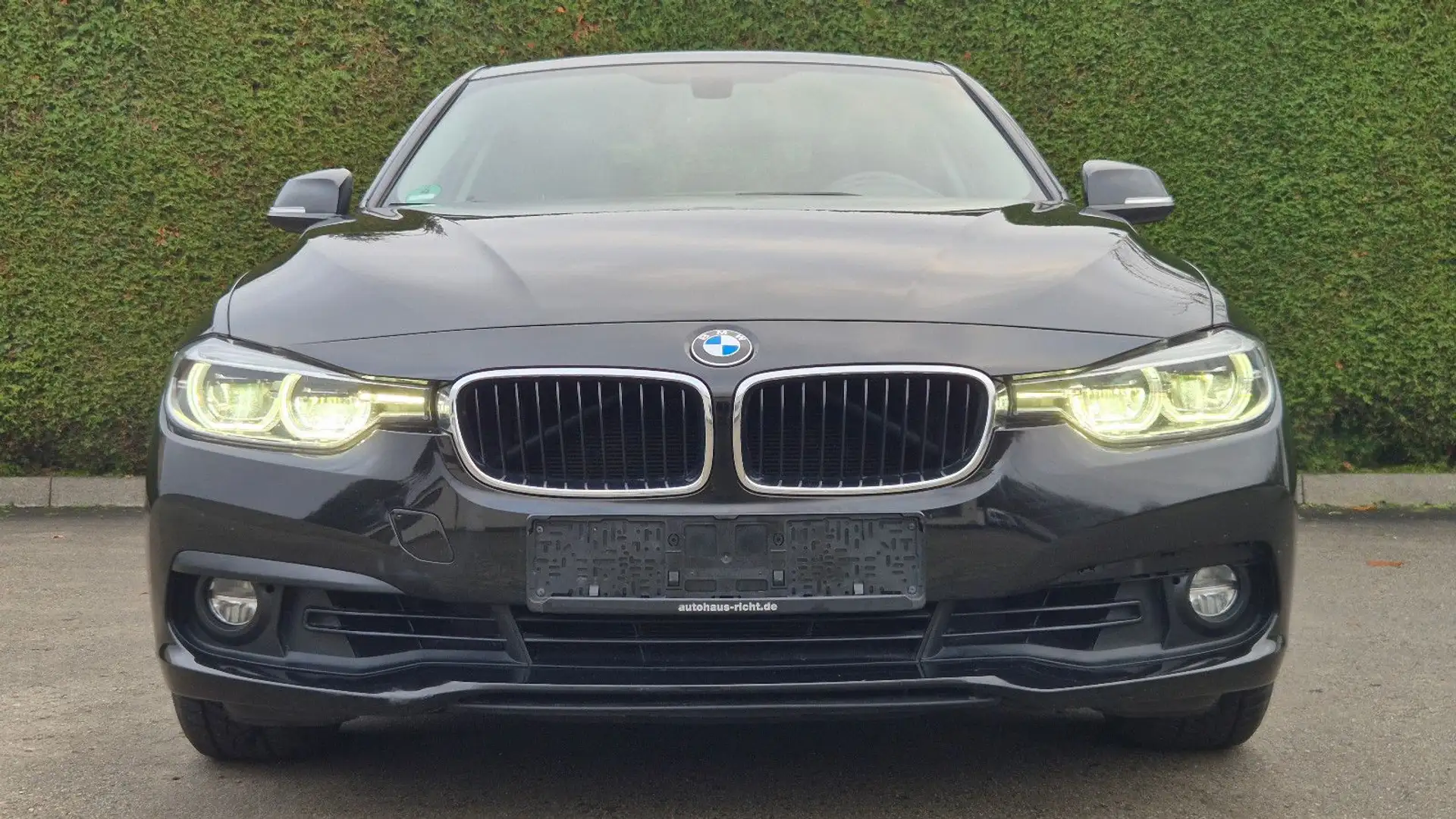 BMW 320 i Aut.NAVI/LED/SHZ/TOT-WINKEL/GARANTIE EUROPA Schwarz - 2