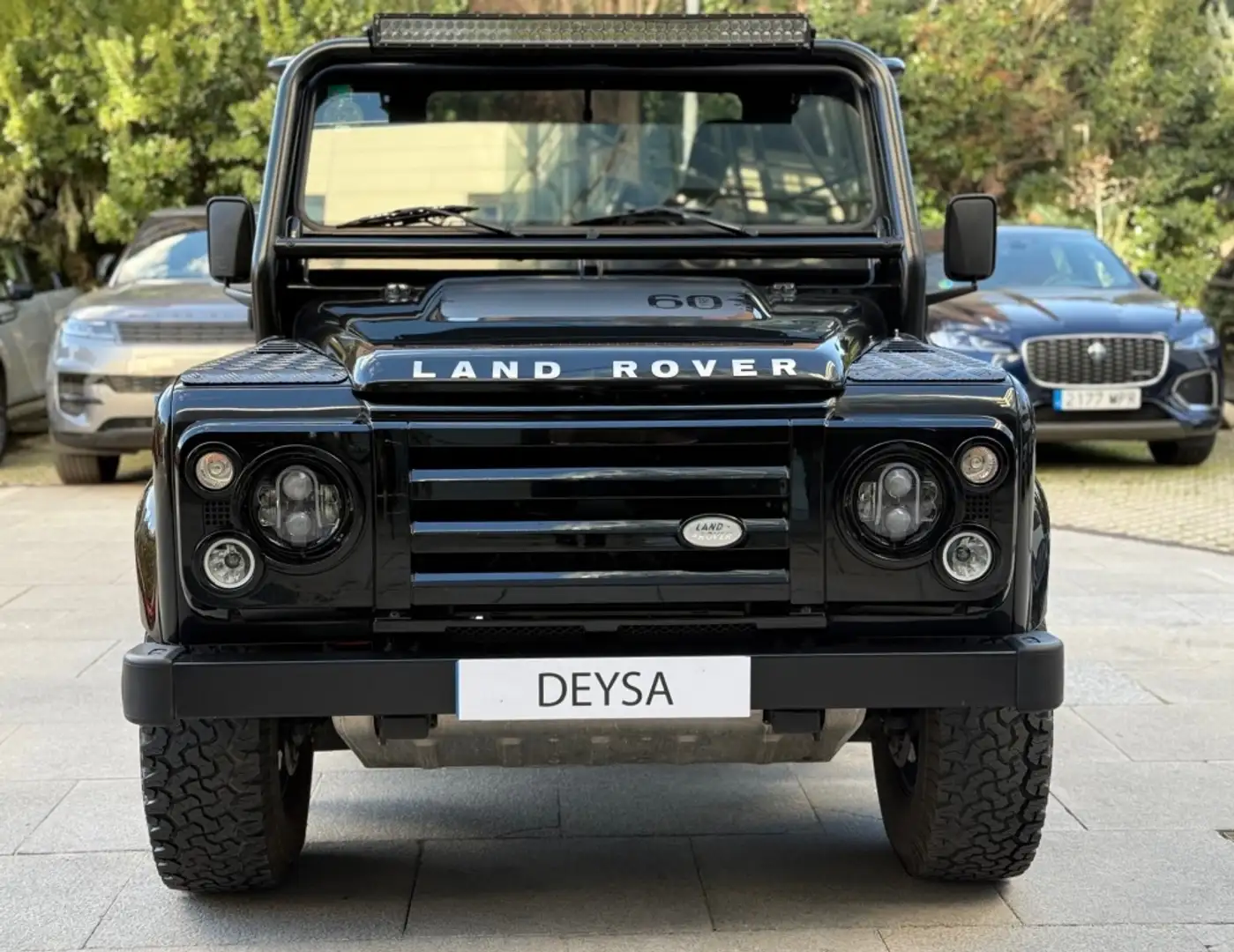 Land Rover Defender 90 SW SE Noir - 2