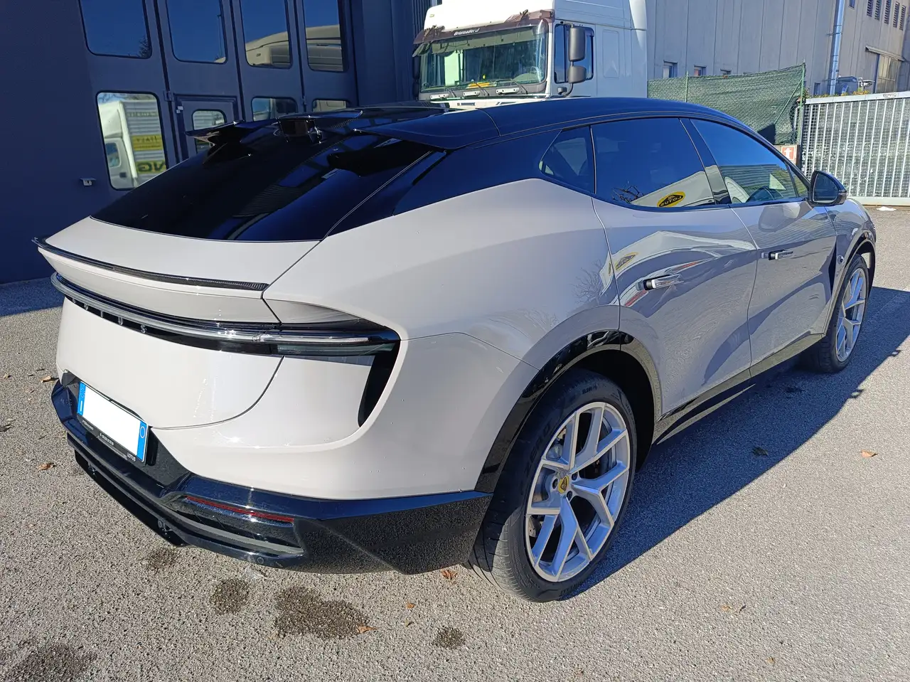 Lotus Eletre 2025