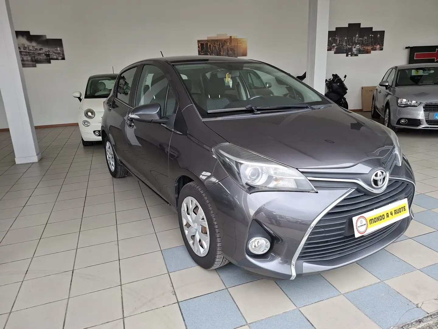 Toyota Yaris Yaris 5p 1.3 Trend Grijs - 2