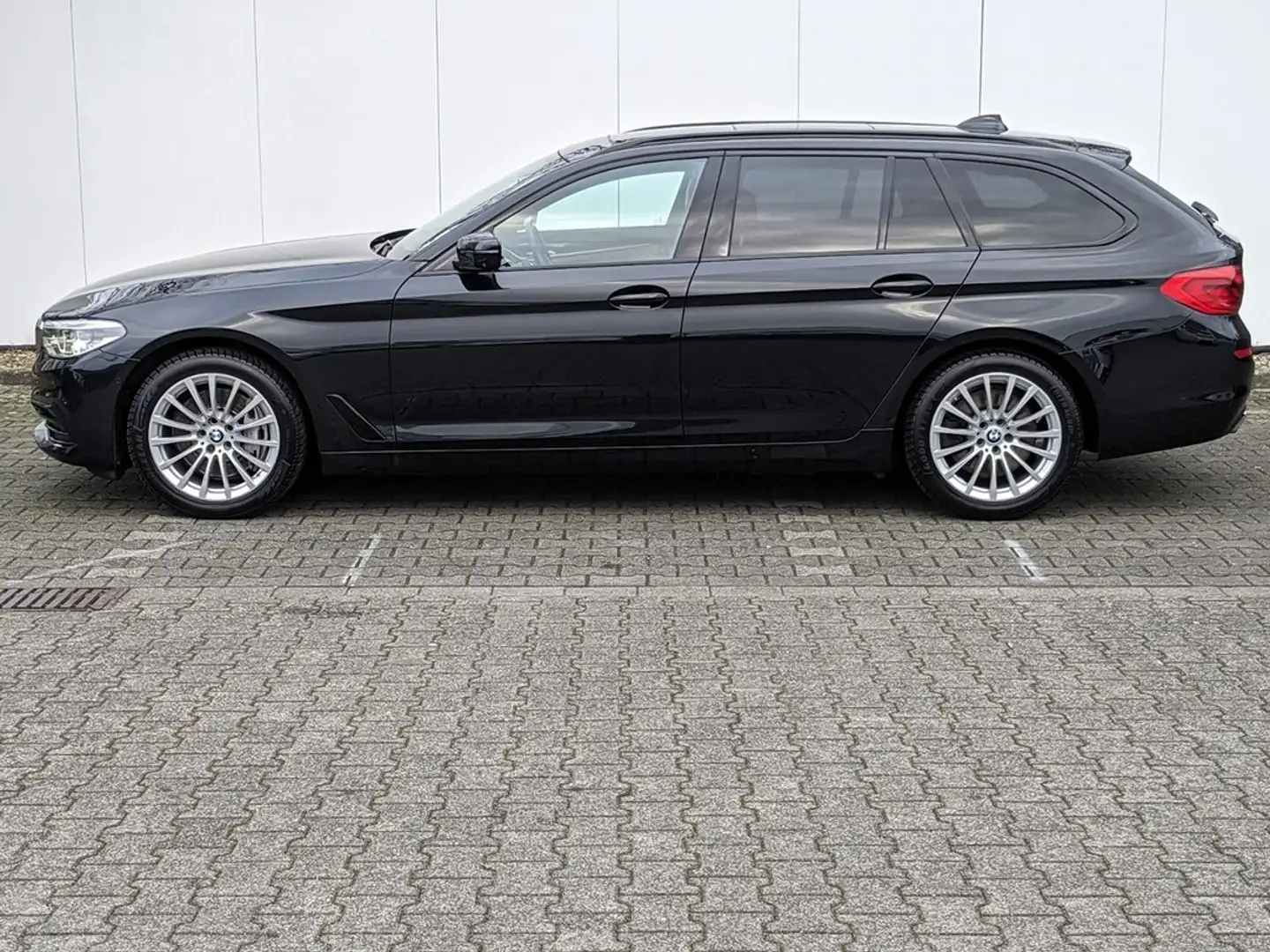 BMW 540 iA Touring xDrive SportLine Panodach DrivASS+ Park Noir - 2