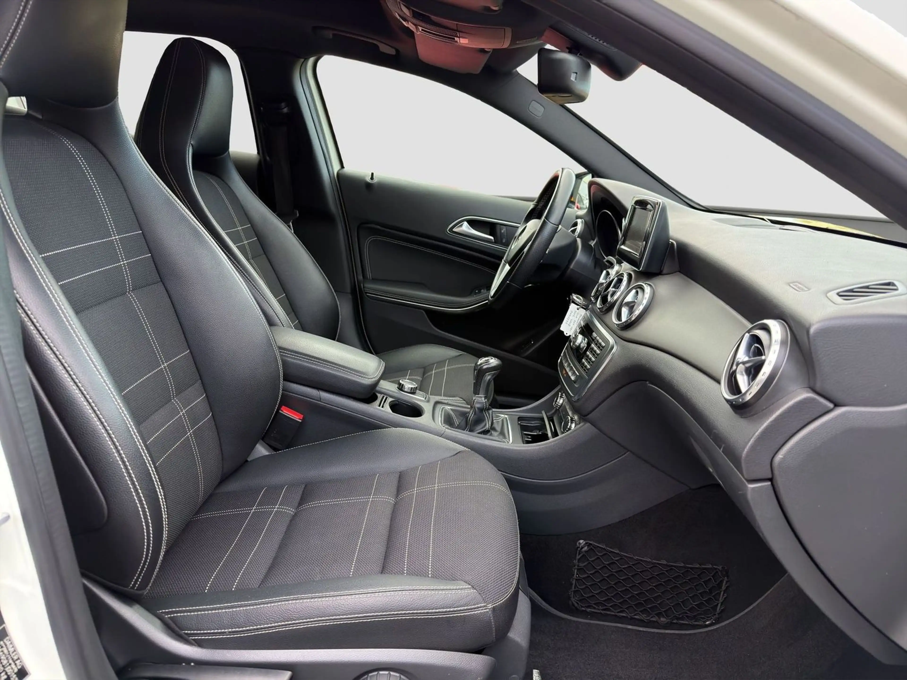 Mercedes-Benz GLA 200 d/CDI URBAN Navi Bi-Xenon Panorama R-Cam — photo 12