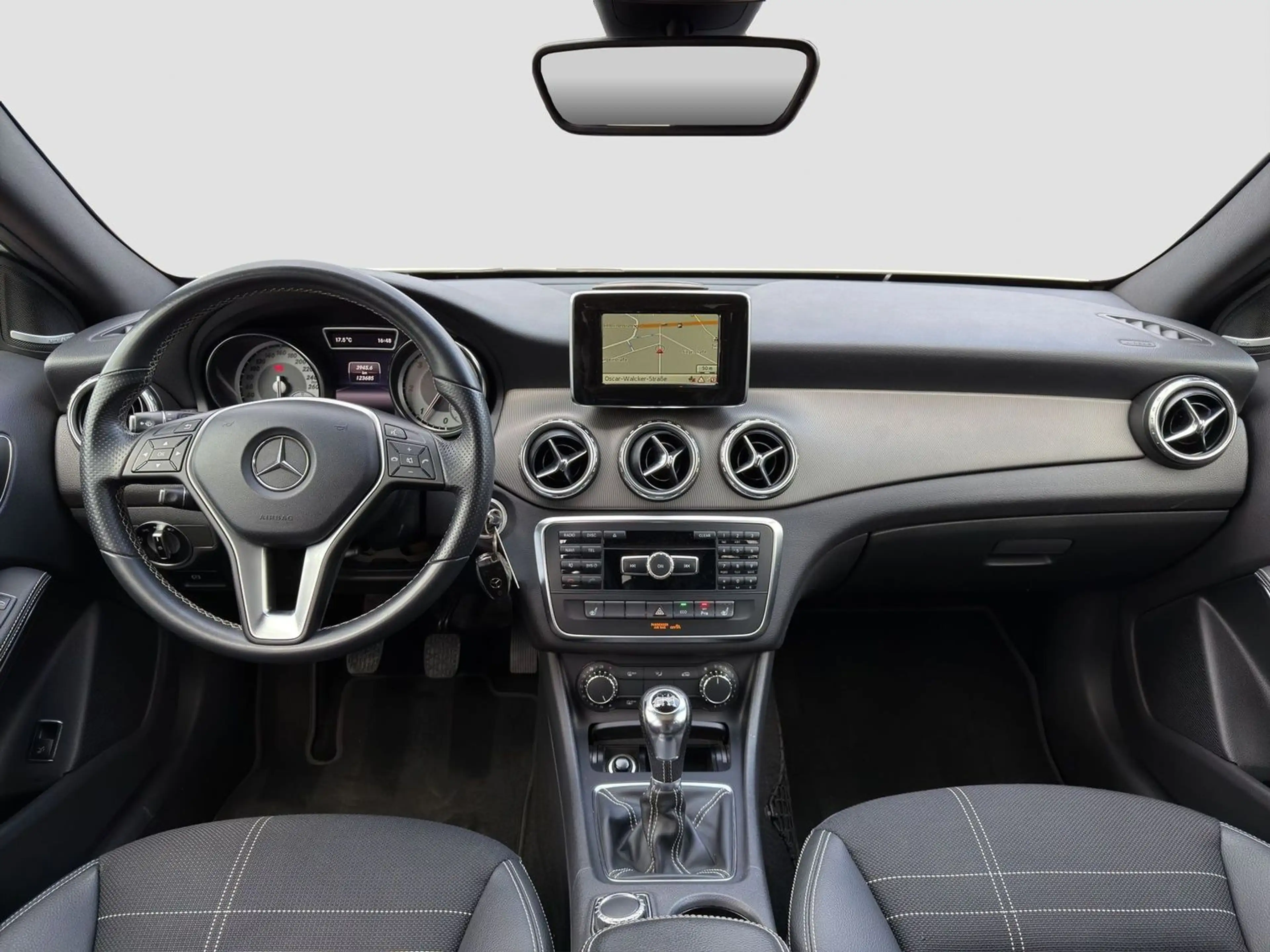 Mercedes-Benz GLA 200 d/CDI URBAN Navi Bi-Xenon Panorama R-Cam — photo 11