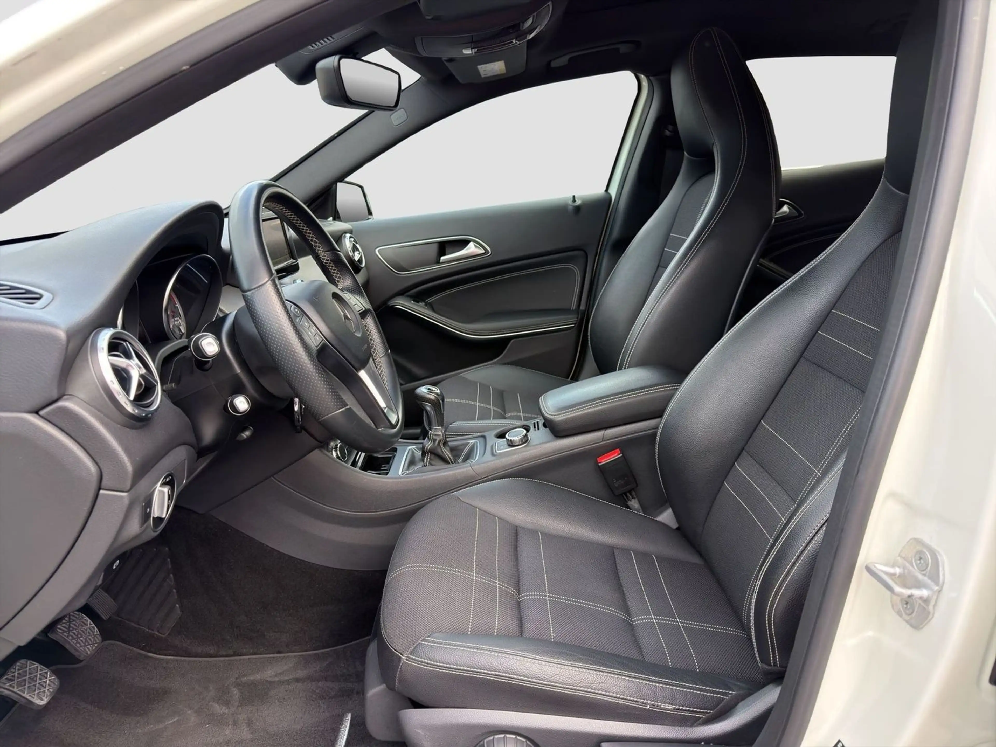 Mercedes-Benz GLA 200 d/CDI URBAN Navi Bi-Xenon Panorama R-Cam — photo 10