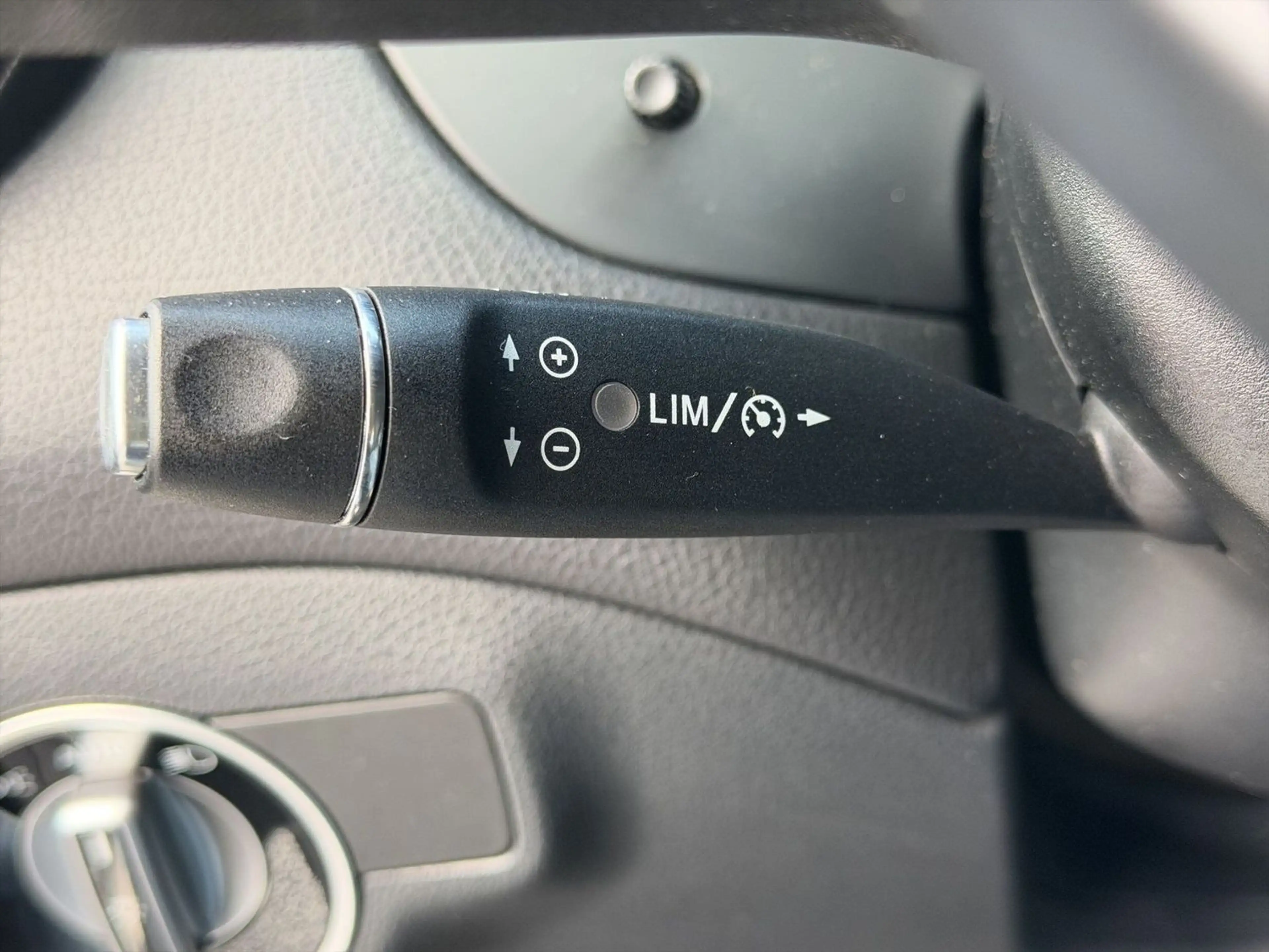 Mercedes-Benz GLA 200 d/CDI URBAN Navi Bi-Xenon Panorama R-Cam — photo 13