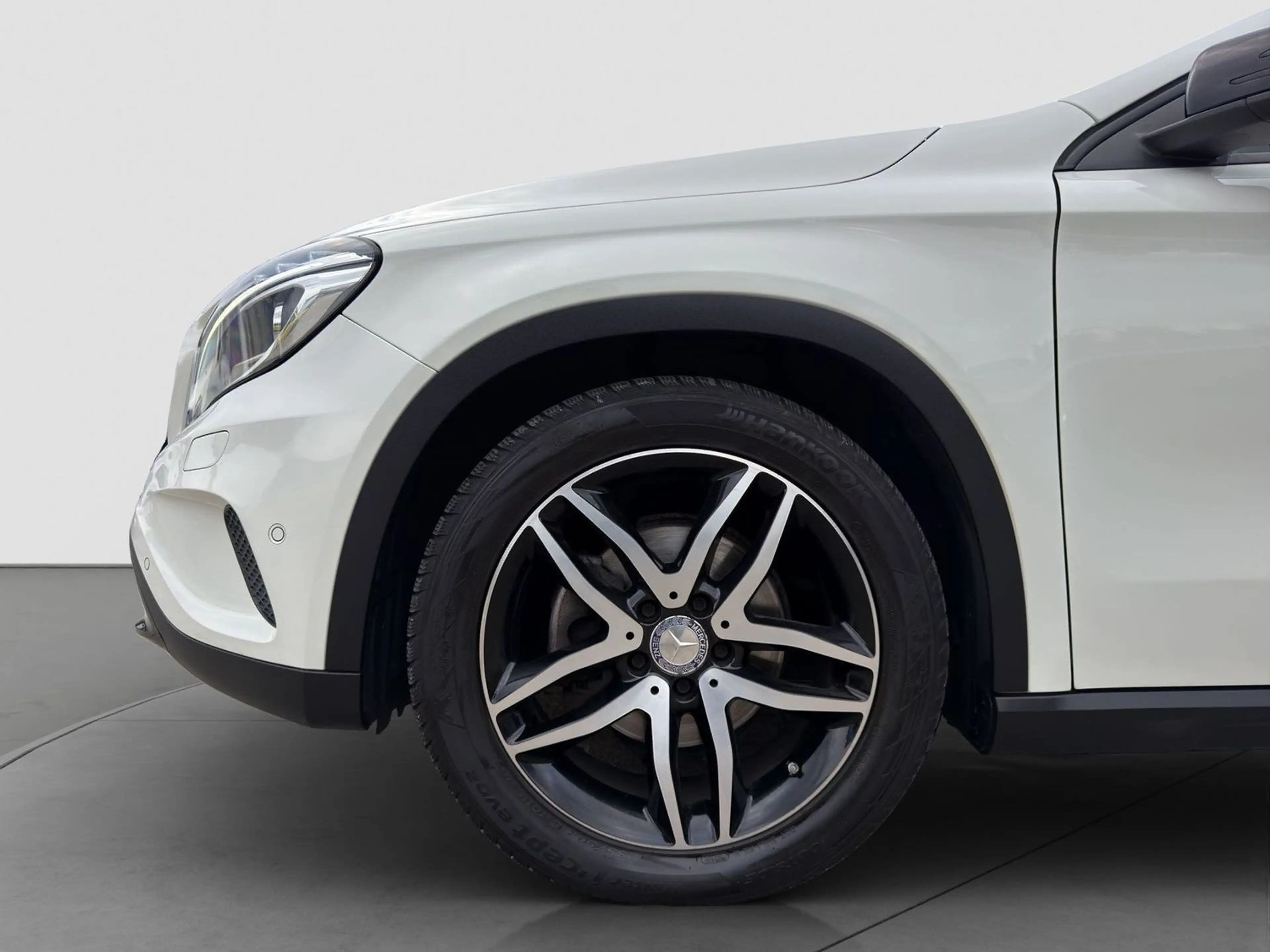 Mercedes-Benz GLA 200 d/CDI URBAN Navi Bi-Xenon Panorama R-Cam — photo 9